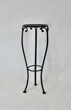 Jardinera o pedestal de hierro forjado Woodard con pintura negra vieja