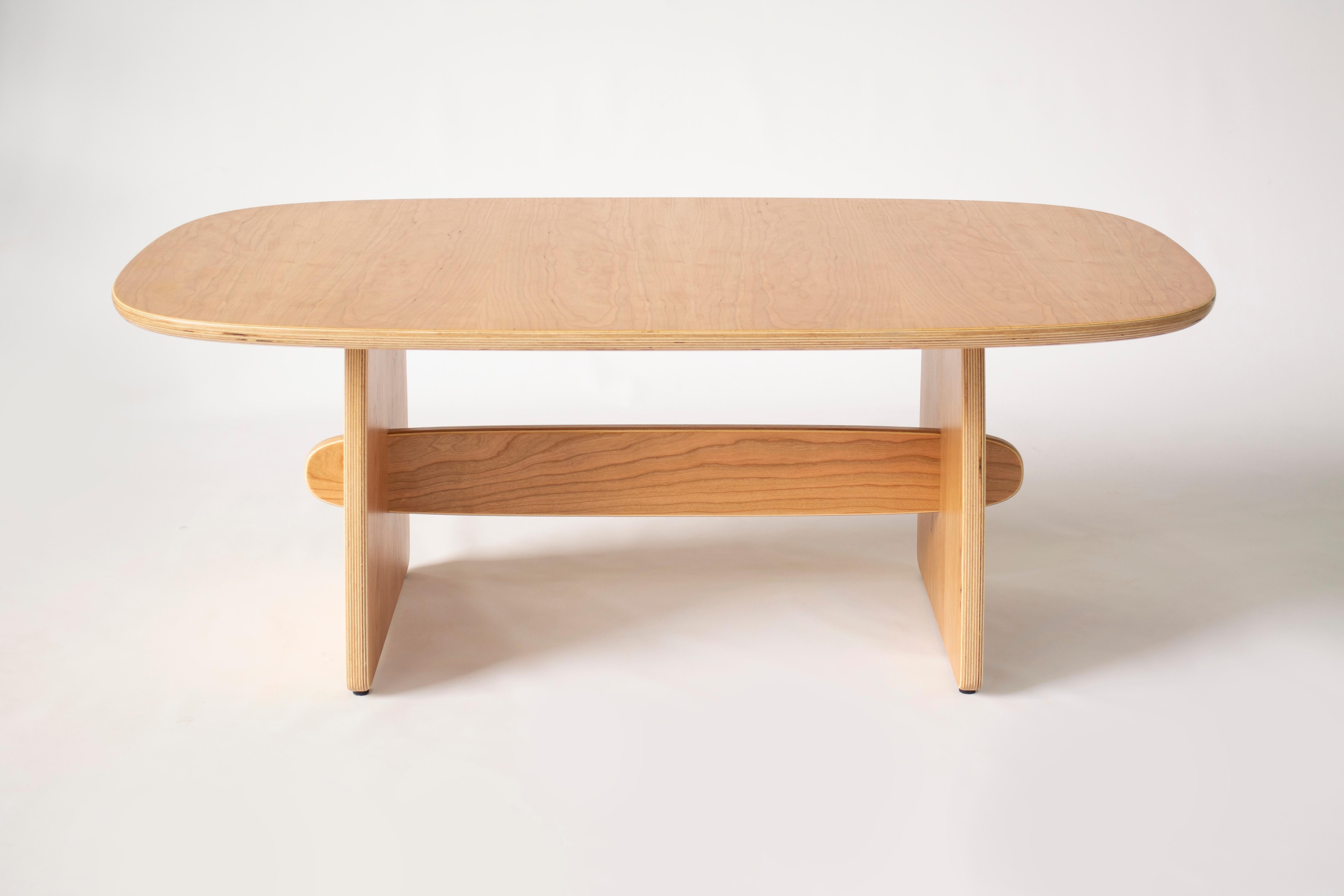 Huilé Table basse Woodbine en placage de cerisier et contreplaqué de bois dur par KLN Studio en vente