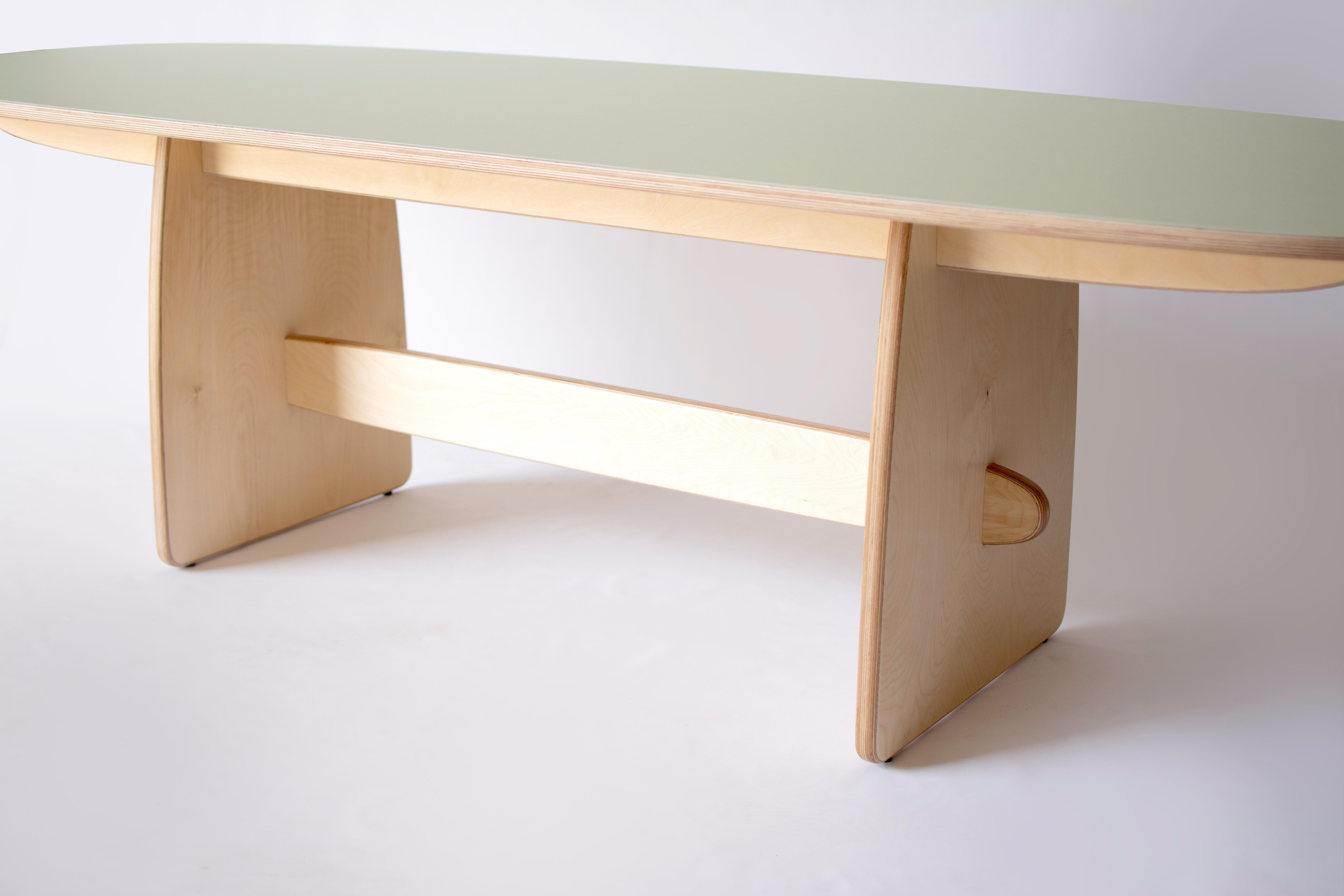 La table de salle à manger Woodbine est fabriquée en contreplaqué de bouleau de 1,25 pouce d'épaisseur avec une finition à l'huile frottée à la main et un plateau en linoléum pour meubles entièrement naturel. La base ludique et le sommet coloré