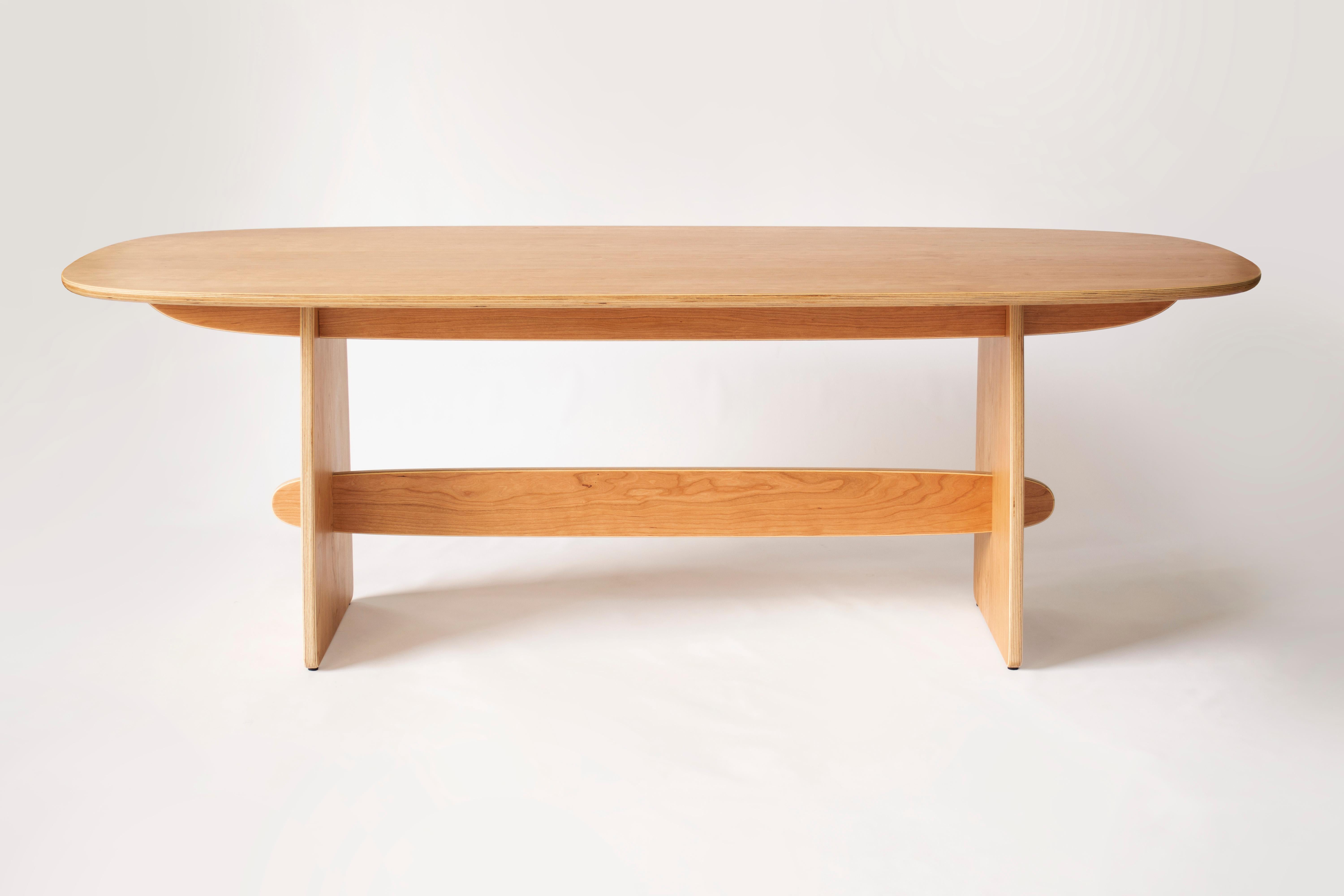 Huilé Table de salle à manger Woodbine en placage de cerisier et contreplaqué de bois dur par KLN Studio en vente