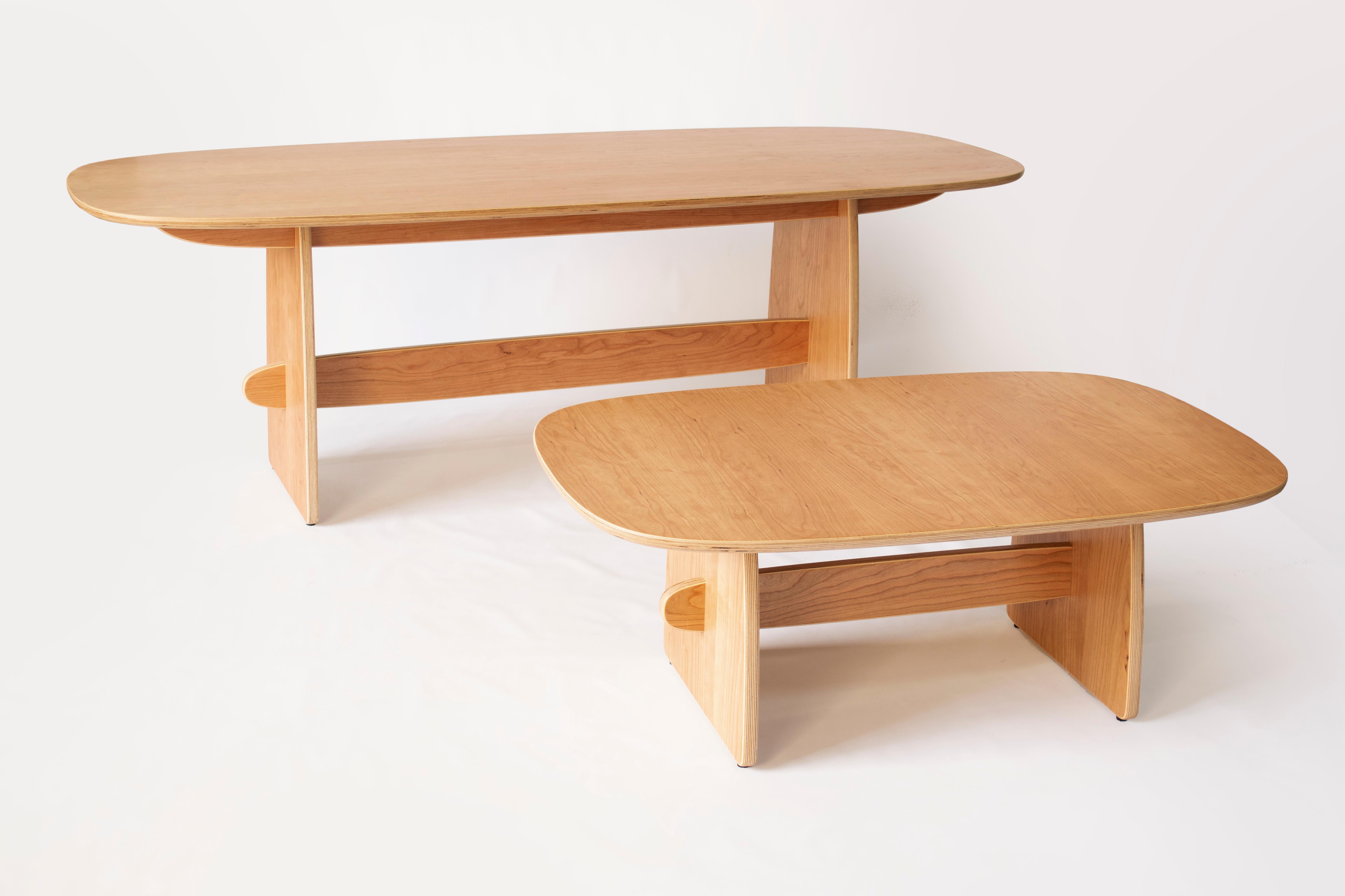 Cerise Table de salle à manger Woodbine en placage de cerisier et contreplaqué de bois dur par KLN Studio en vente