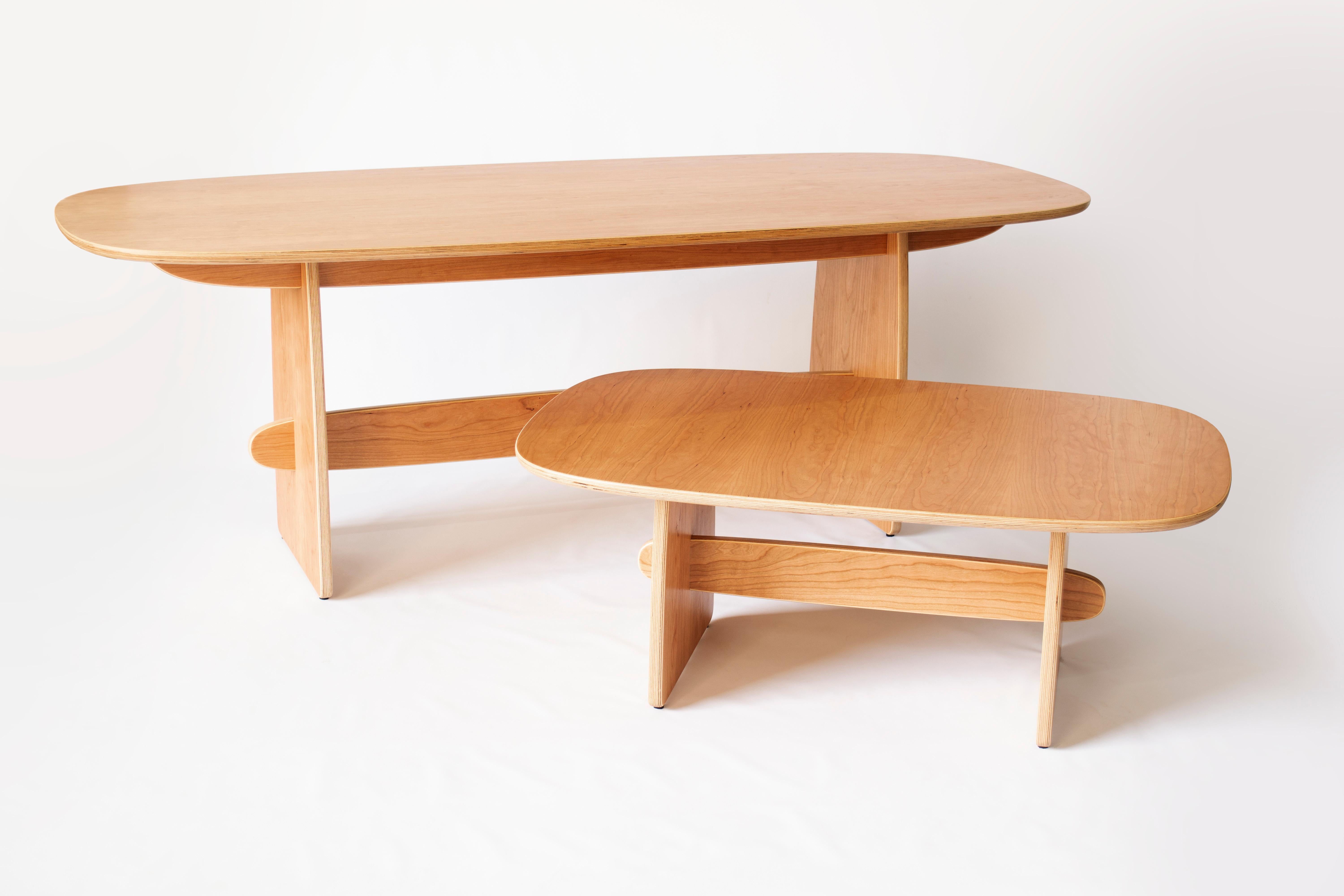 Table de salle à manger Woodbine en placage de cerisier et contreplaqué de bois dur par KLN Studio en vente 1