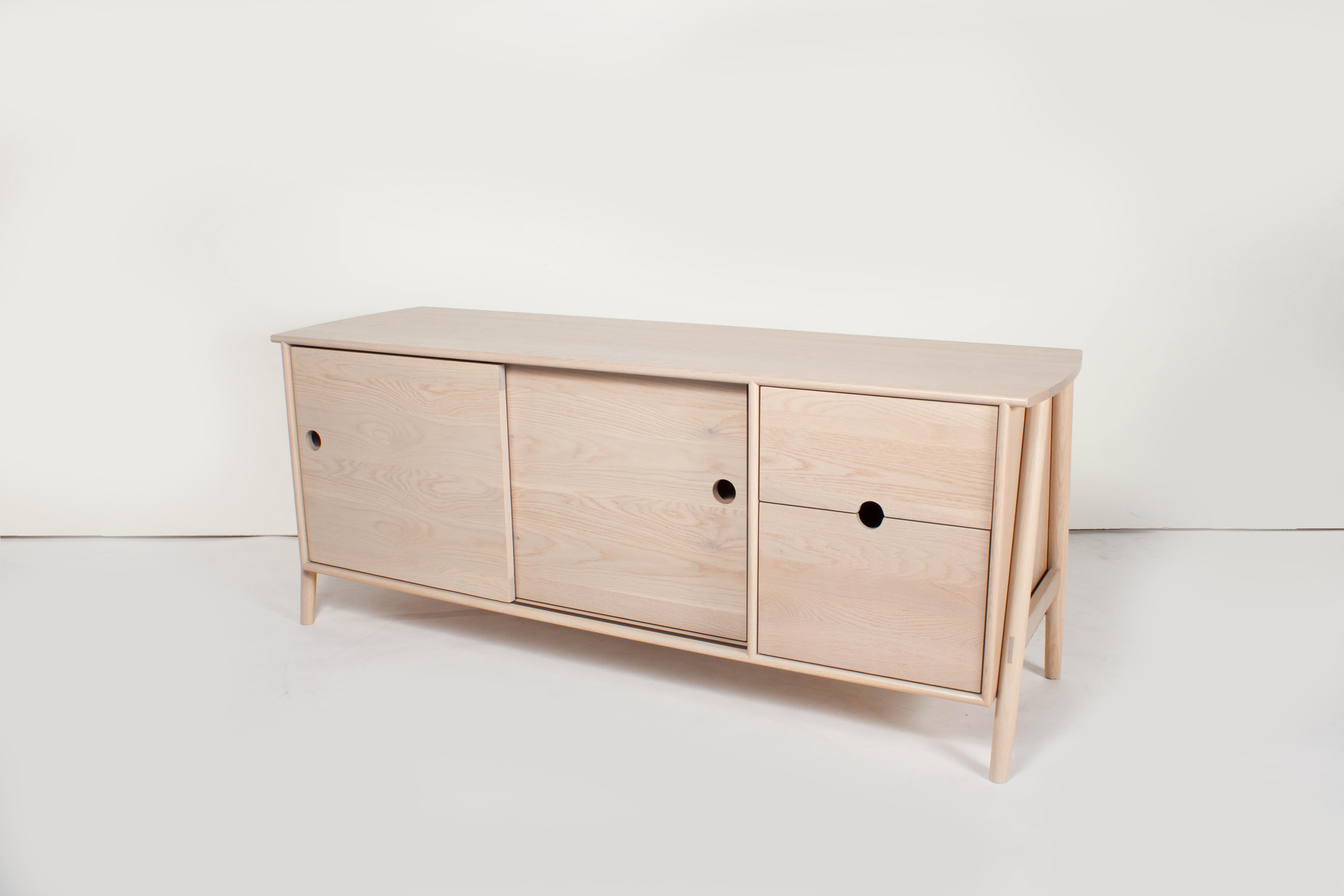 Mid-Century moderno Credenza Woodbine di Sun at Six, Nude, Credenza del Medioevo in legno