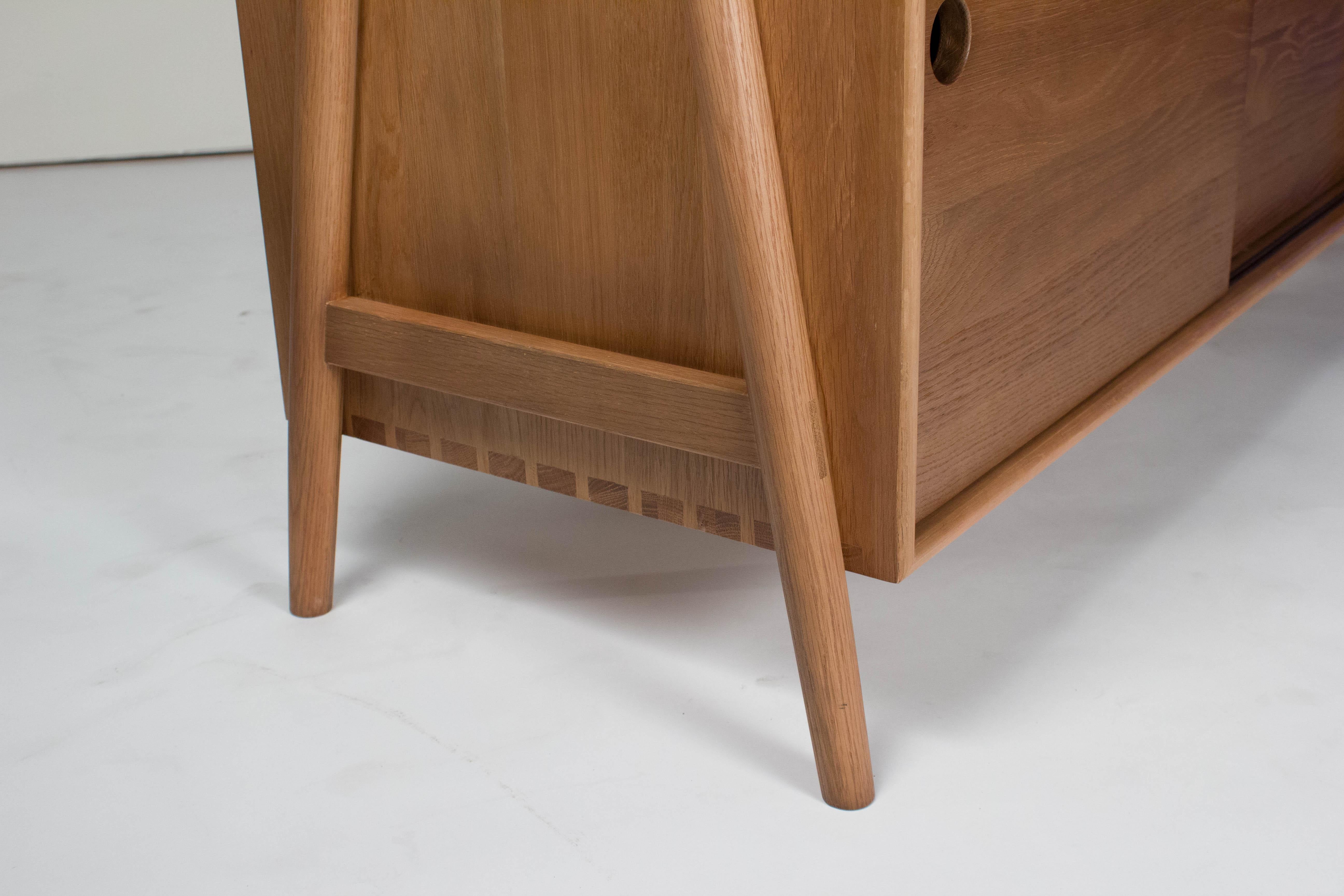 Woodbine Sideboard, Sienna, Midcentury Sideboard in Wood (Moderne der Mitte des Jahrhunderts)