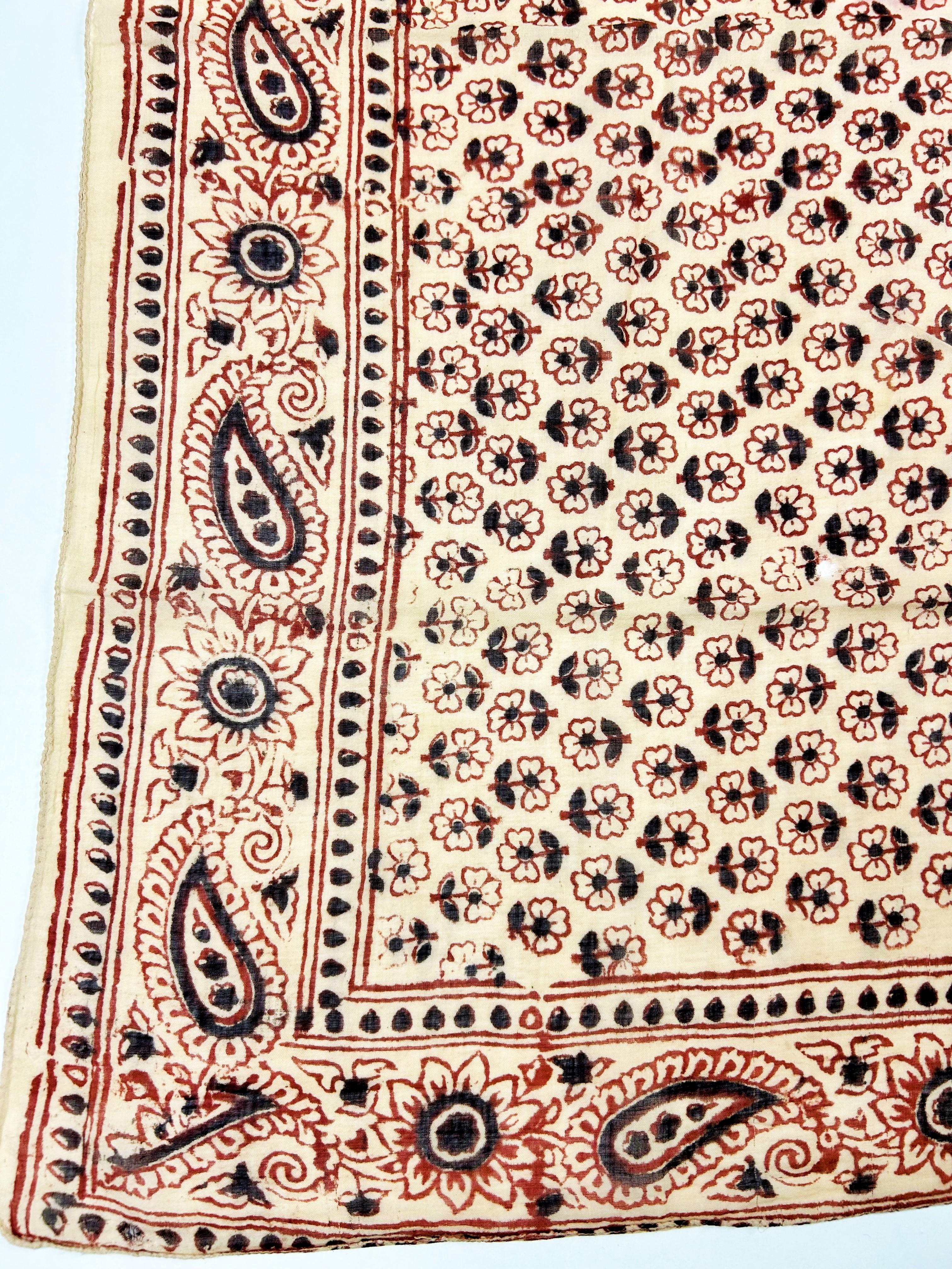 Circa 1900
Inde
Un étonnant foulard en bois imprimé à Sanganer, au Rajasthan, dans le nord de l'Inde, fabriqué selon une tradition séculaire. Imprimé sur du voile de coton à l'aide d'un bloc de bois bicolore en brun suie et rouge garance, avec un
