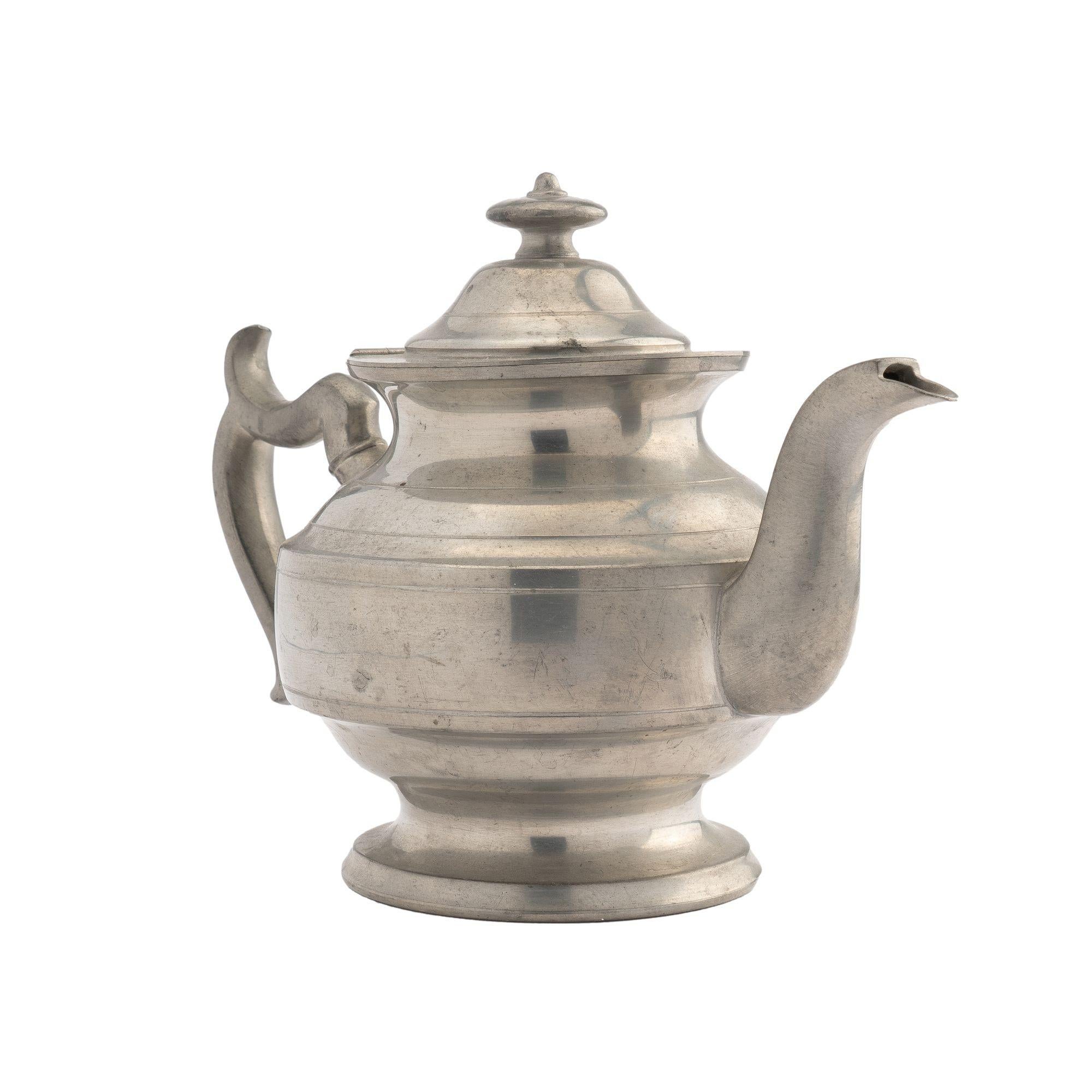 Woodbury Pewter Academic Revival Pewter Holloware Teapot, 1952 In Good Condition For Sale In Kenilworth, IL
