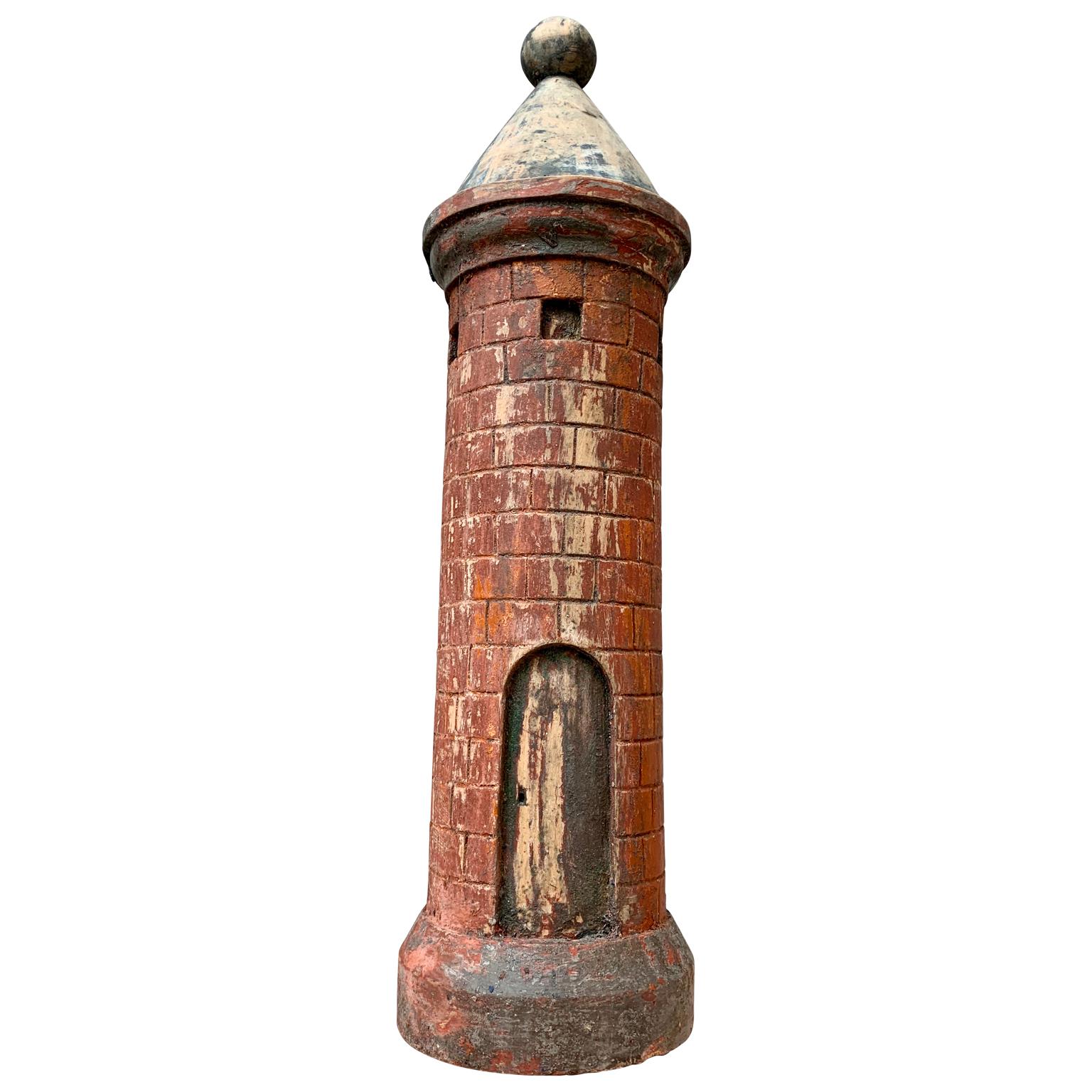 Eine aus dem frühen 19. Jahrhundert stammende handgeschnitzte und bemalte Skulptur eines mittelalterlichen Turms aus Holz.