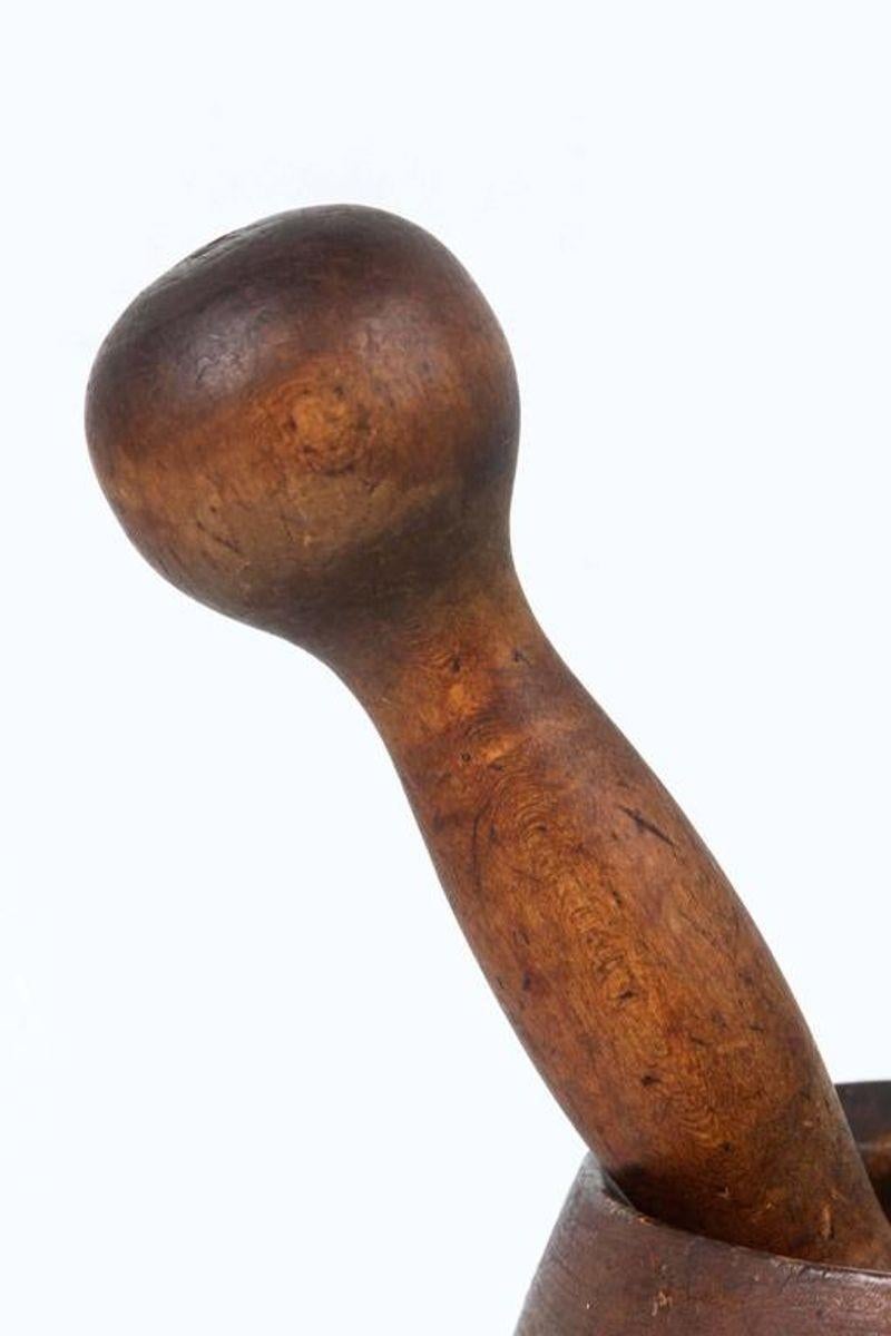 Mortier et pilon à pied en bois, fabriqués à la main en Afrique.
Ce type de mortier marocain, très patiné, est utilisé pour broyer les épices.
Joliment sculpté, le bois présente quelques fissures sur le fond.
Hauteur totale avec le pilon : 10