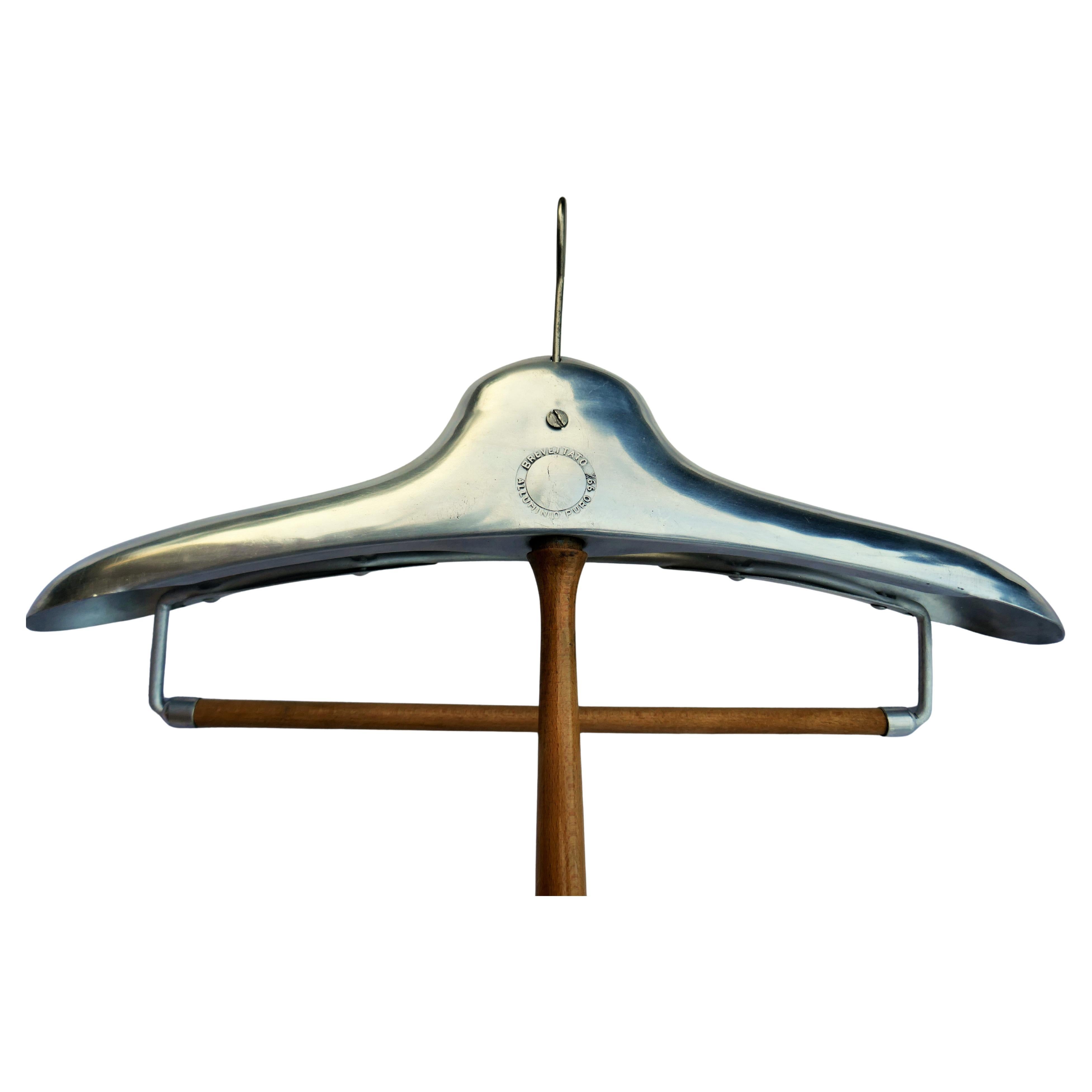Coat hanger in wood and aluminum possible Reguitti.
Patented model and 99% aluminum.
Nine elements available
Good condition.
Thanks