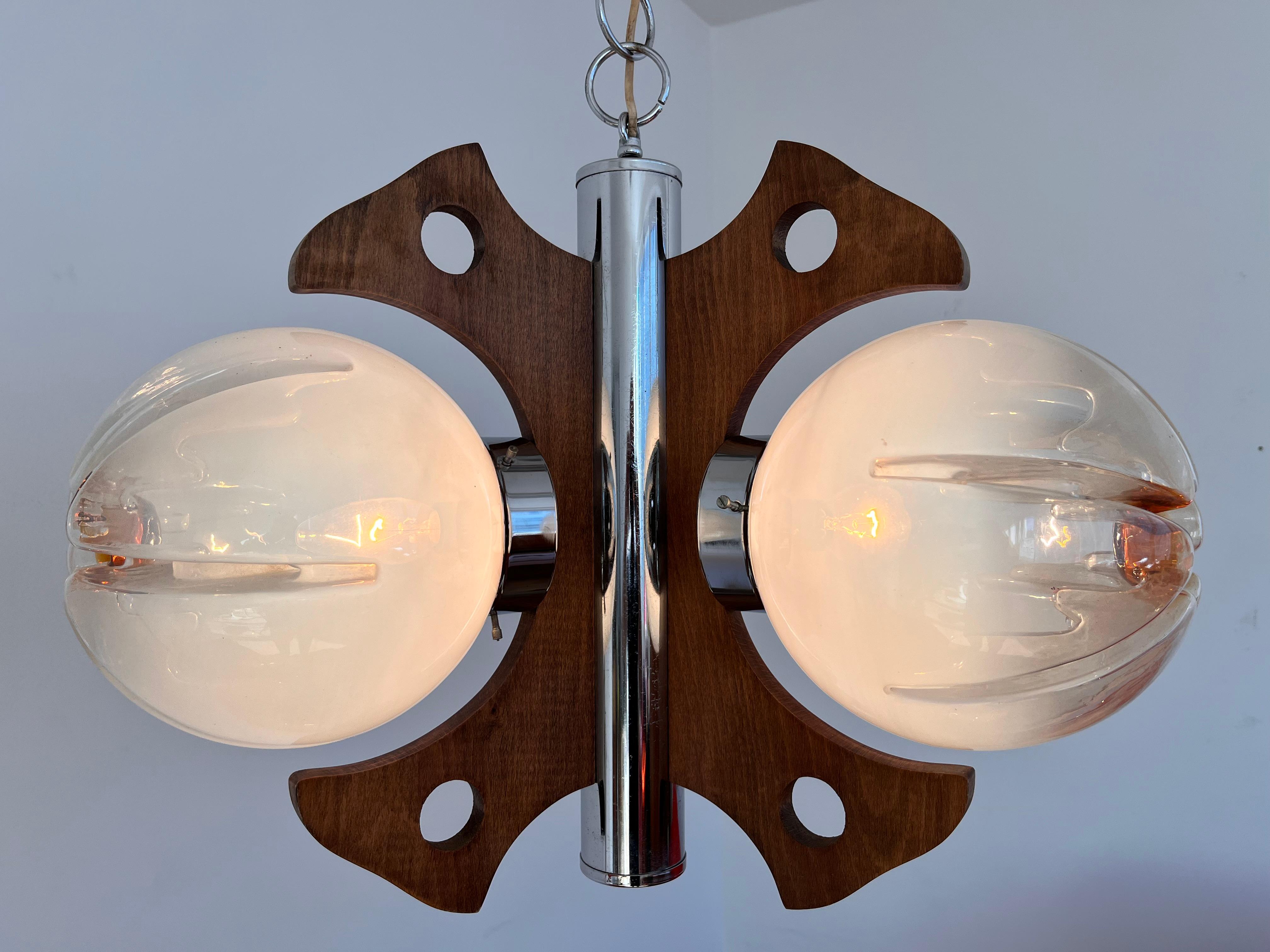 - Italie, vers les années 1970
- chrome patiné, poli
- les parties en bois sont rafraîchies
- trois ampoules de toutes puissances
- Compatible avec le câblage américain
JR