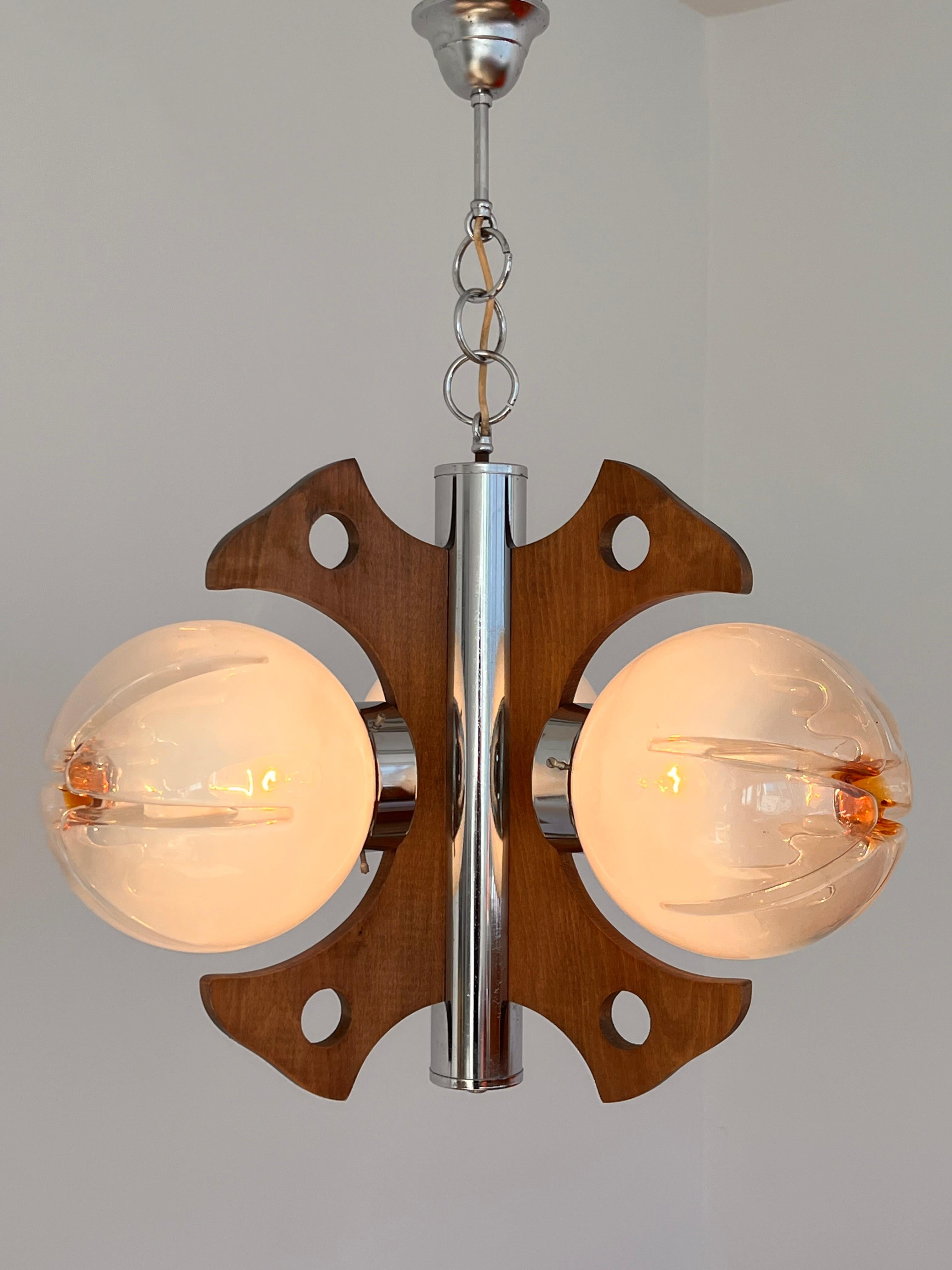 Murano-Hängeleuchte / Kronleuchter aus Holz und Kunstglas - Italien, 1970er im Zustand „Gut“ im Angebot in Praha, CZ