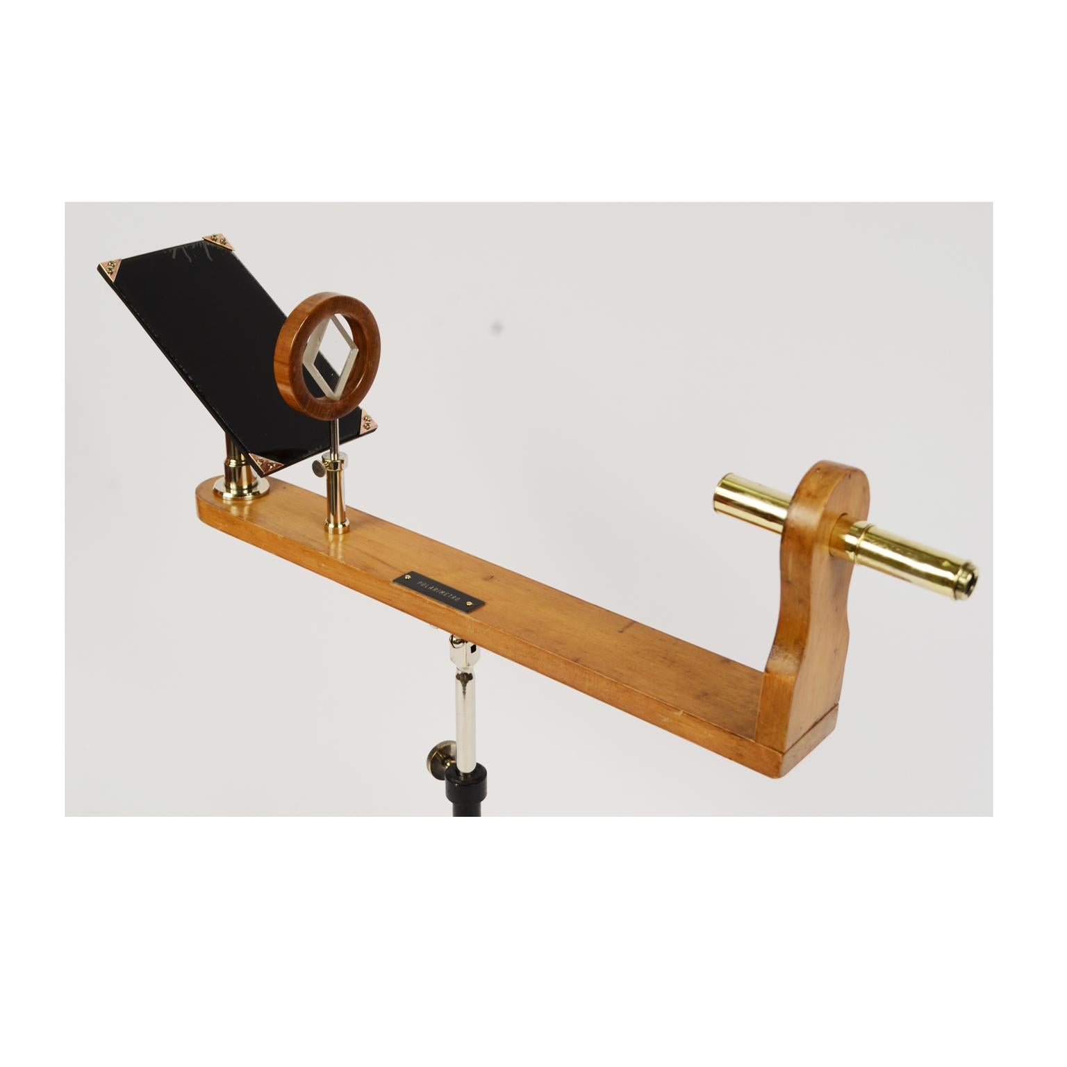 Polarimètre en bois et laiton de la fin du XIXe siècle Instrument de physique ancien en vente 2