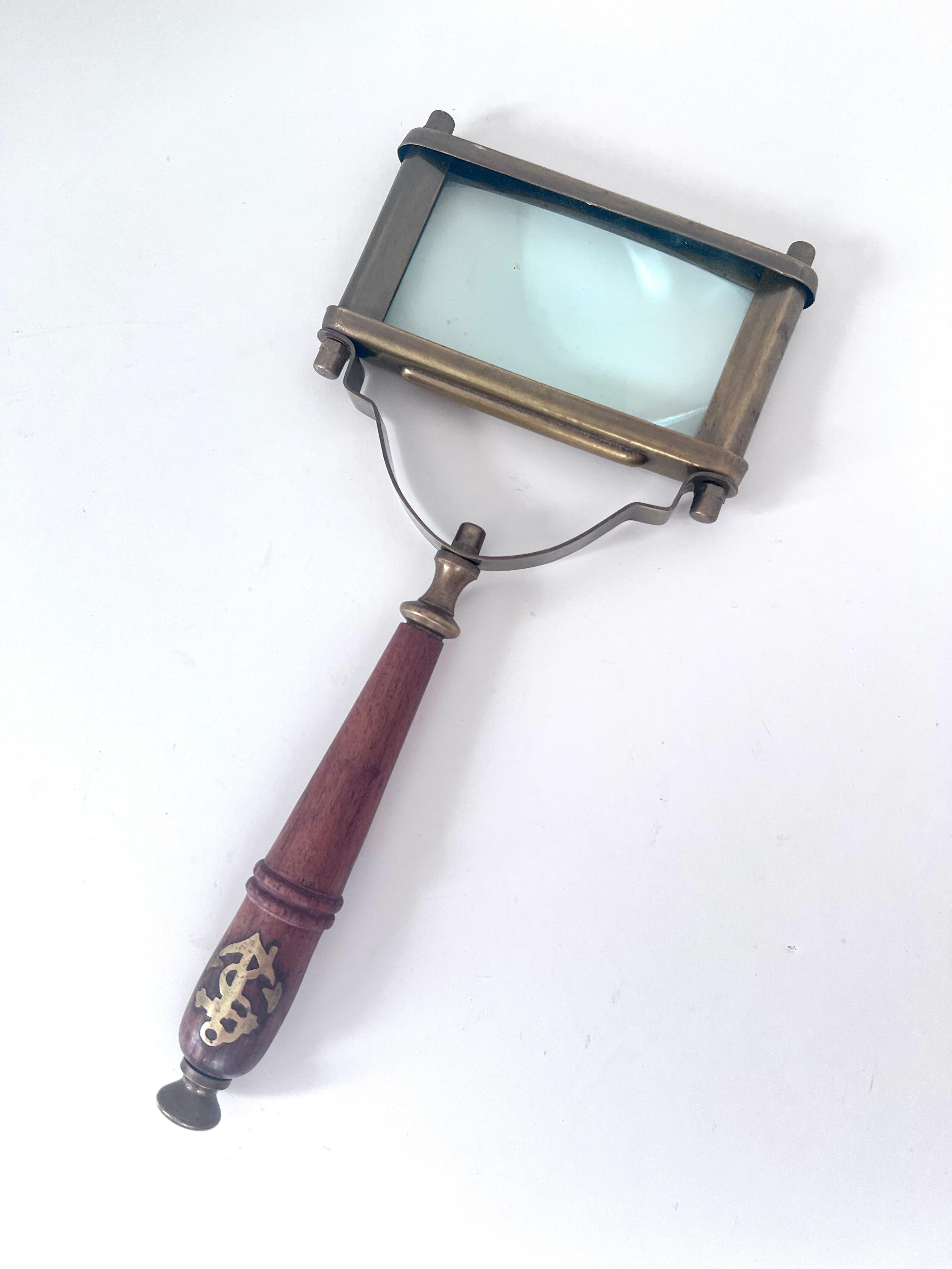 Classique américain Loupe à face carrée en bois et laiton avec symbole nautique en vente