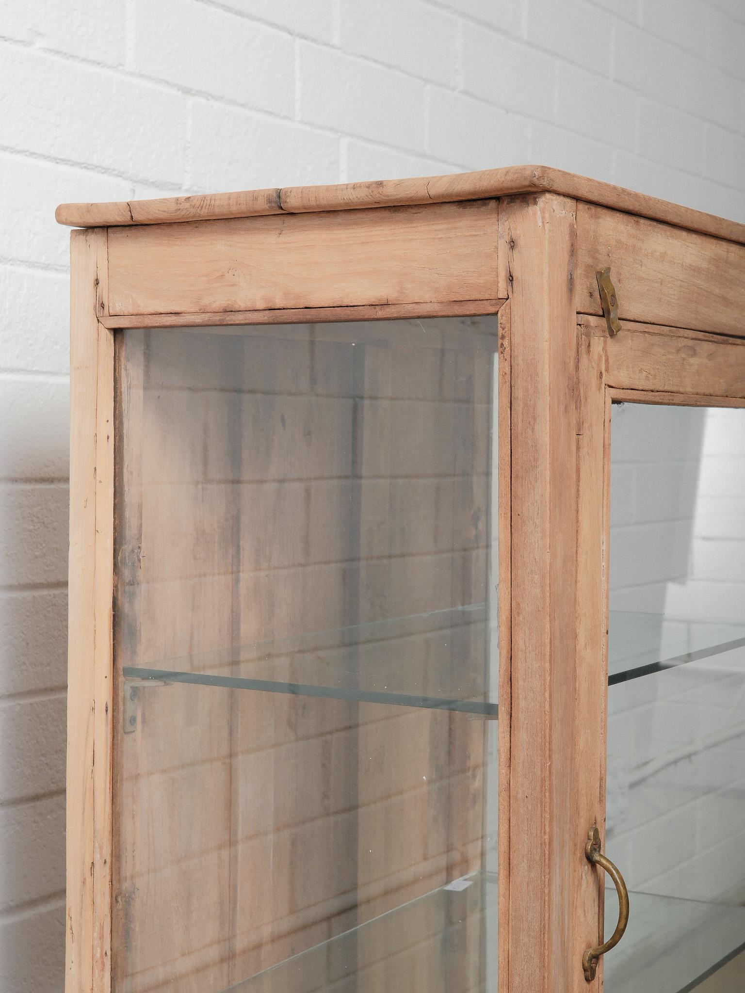 Ottone Vetrina in legno e vetro con ferramenta in ottone in vendita