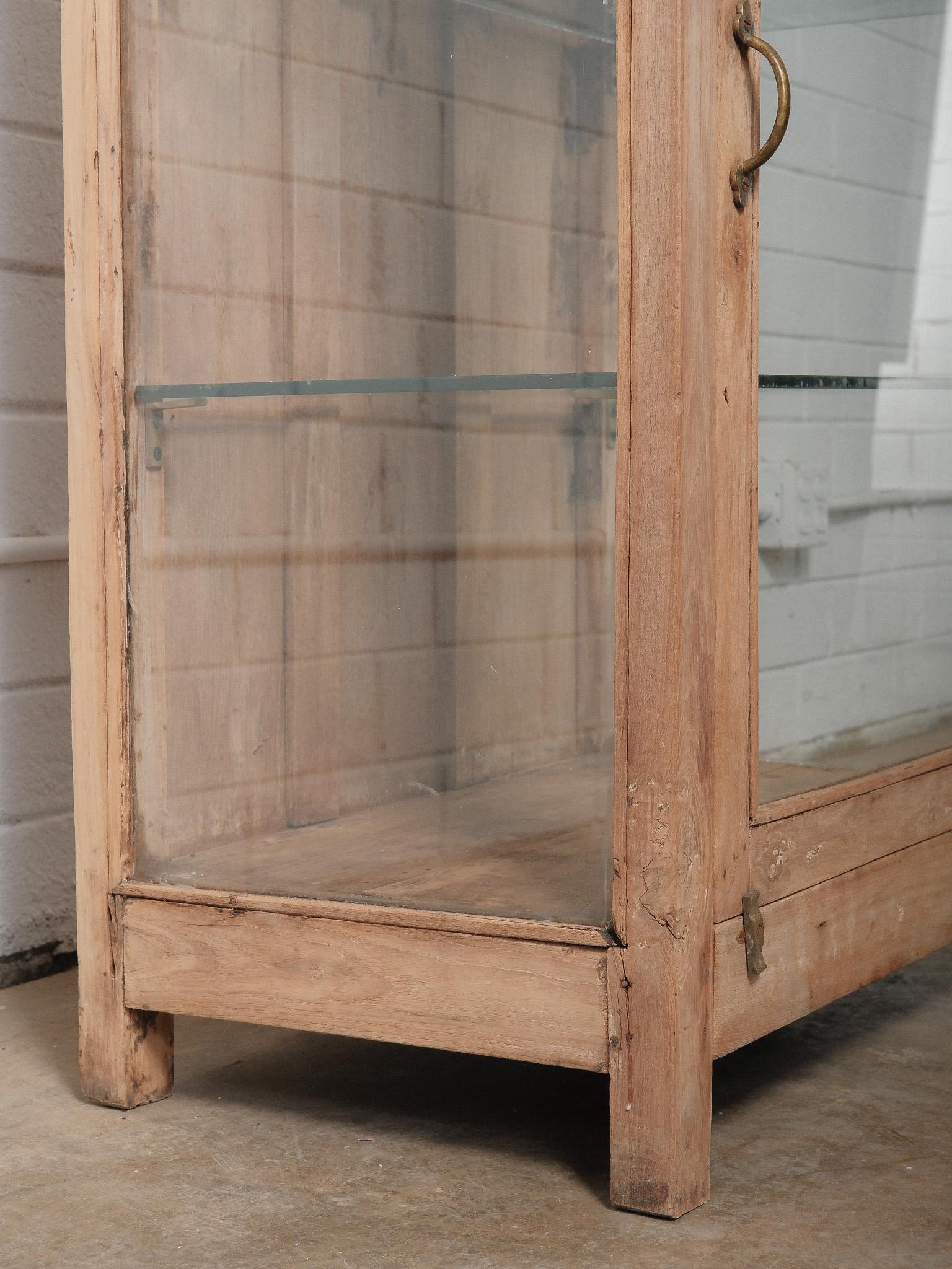 Vetrina in legno e vetro con ferramenta in ottone in vendita 1