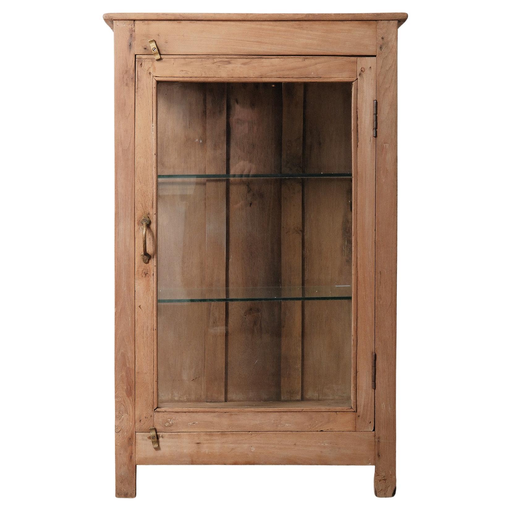 Vitrine aus Holz und Glas mit Messingbeschlägen