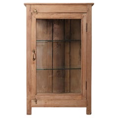 Vitrine aus Holz und Glas mit Messingbeschlägen