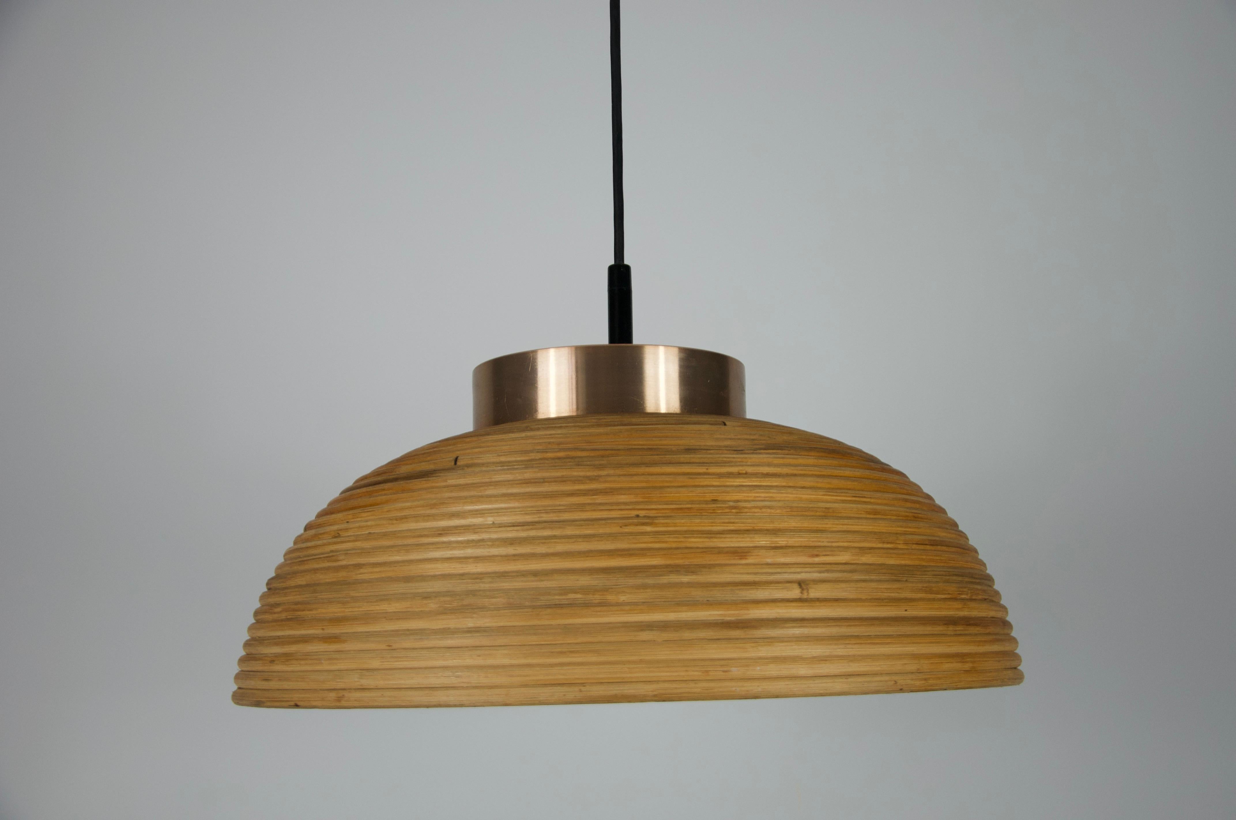 Esta elegante lámpara de techo es una pieza clásica del renombrado fabricante alemán de iluminación Doria, que data de la década de 1960. Presenta una pantalla exterior de madera bellamente elaborada con un acabado cálido y natural que aporta un