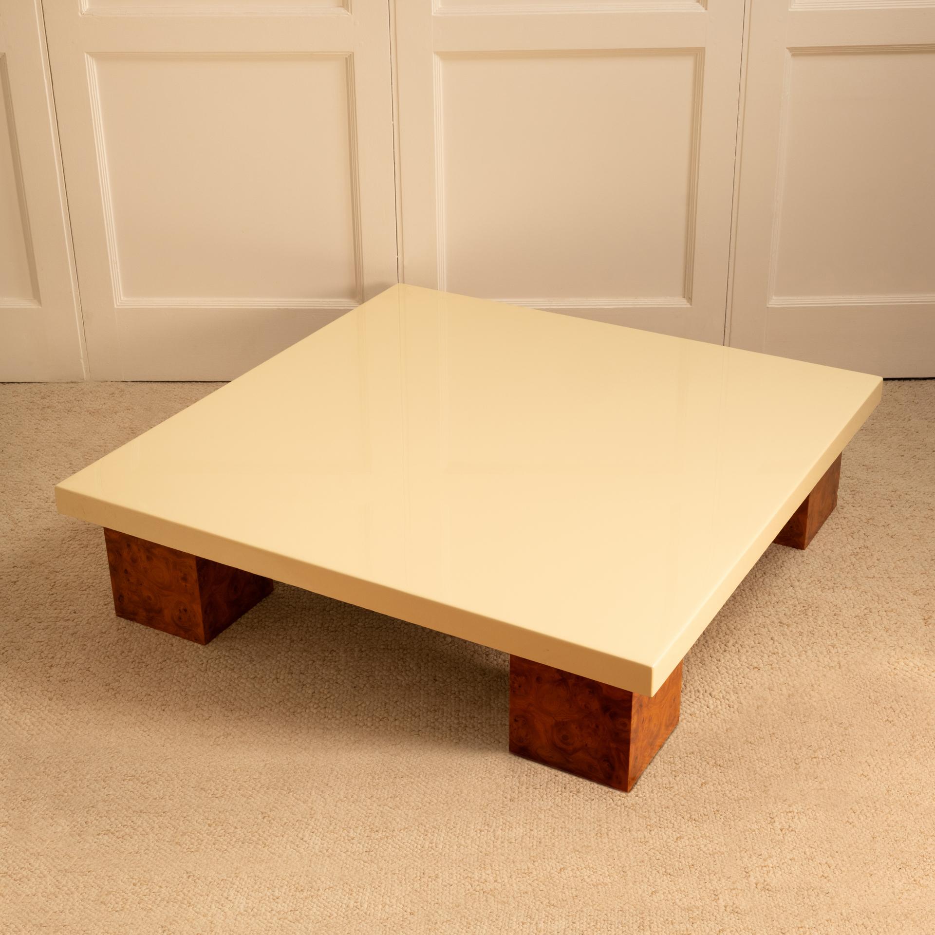 Wooden and lacquered table - 1970s (Italienisch) im Angebot