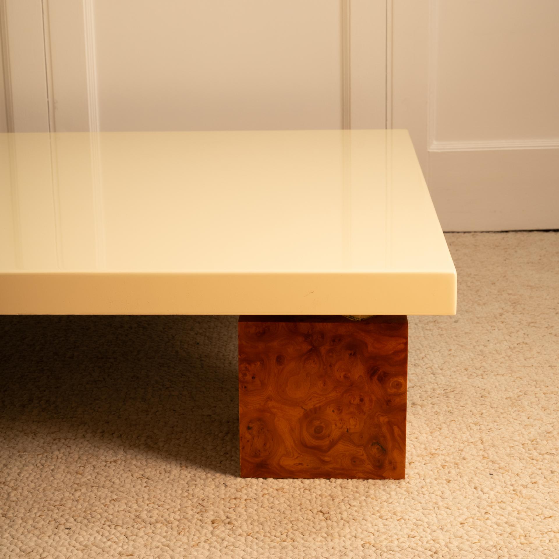 Wooden and lacquered table - 1970s (Ende des 20. Jahrhunderts) im Angebot