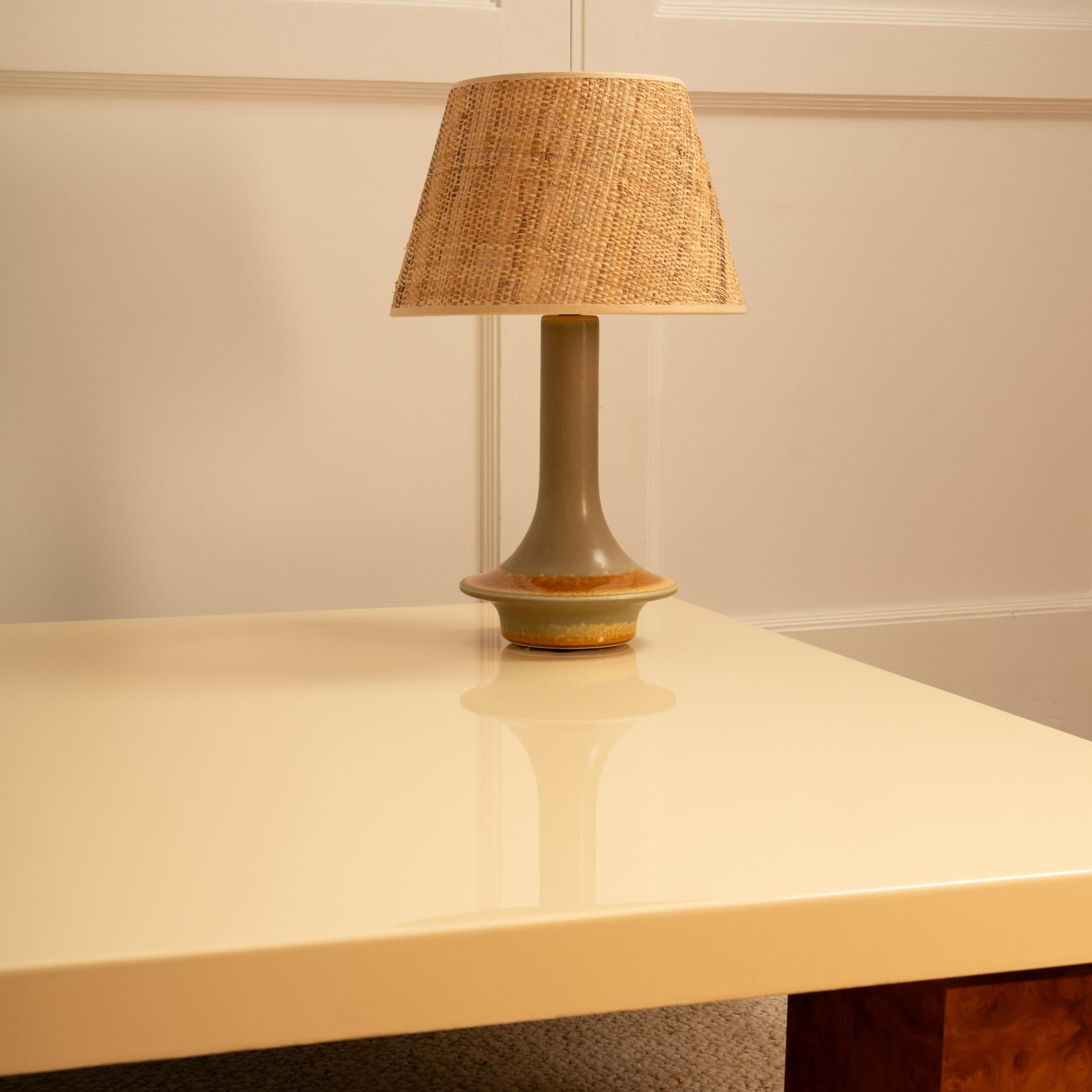 Wooden and lacquered table - 1970s im Angebot 1