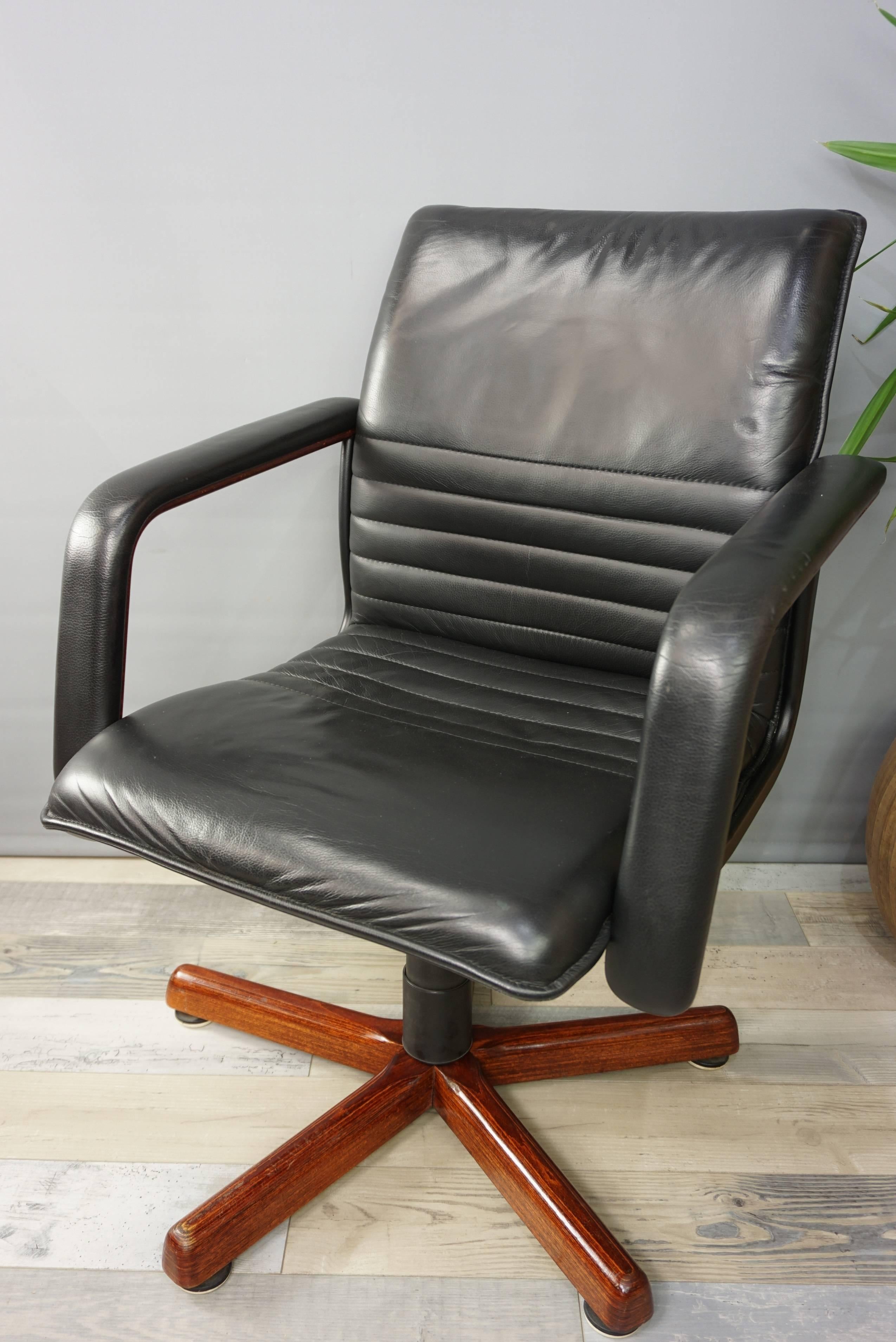 Noble materials, class and presence for this swivel office chair (fixed height) black leather shell, wooden armrests upholstered and dressed in leather. Its star-shaped base allows the chair to return to its original position and is made of matching