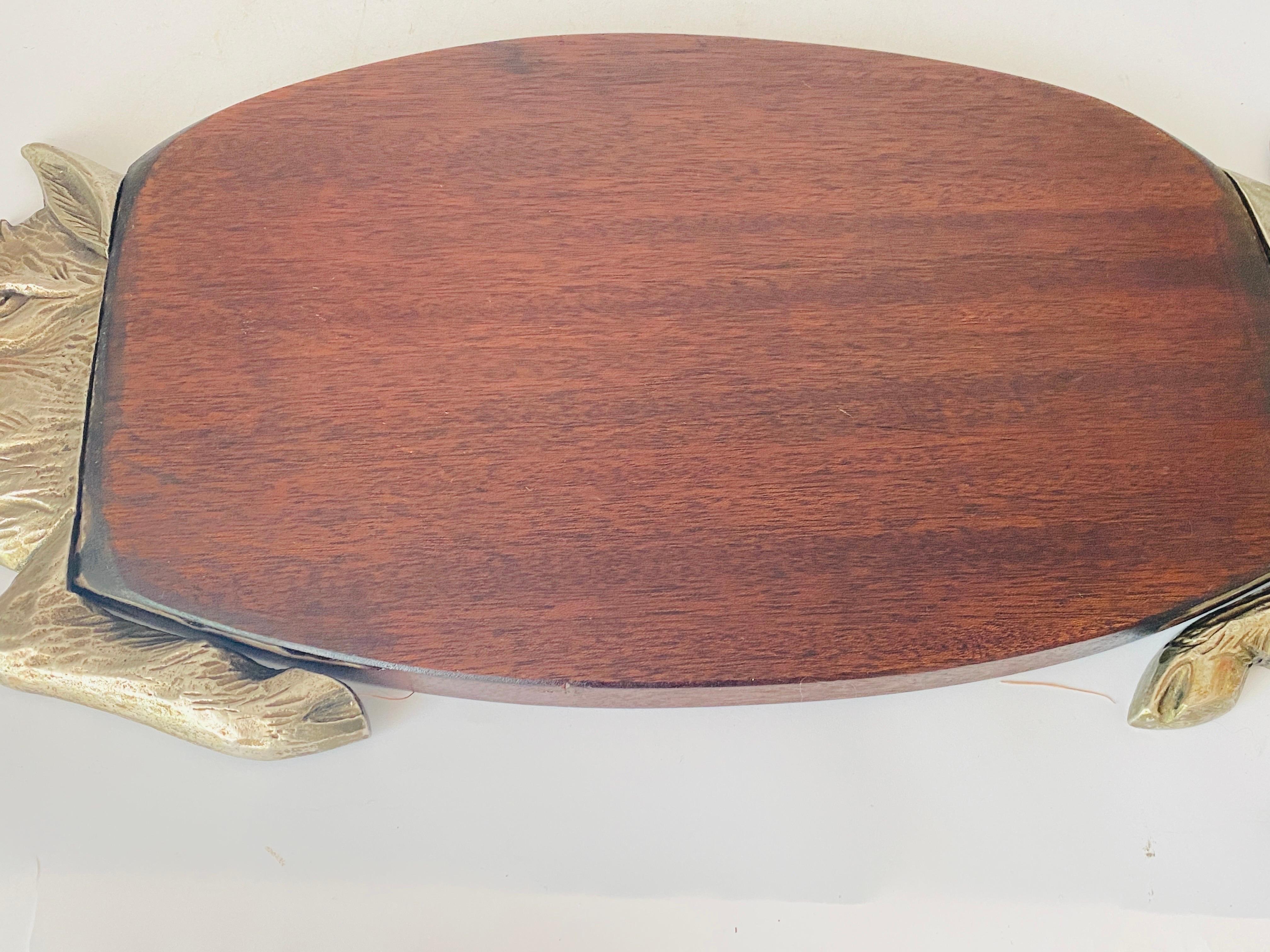 Planche à découper en bois et métal, avec sa patine d'origine. Il s'agit d'un objet du XXe siècle français, dans le style French Provincial de couleur brune, et dans un état correspondant à son âge et à son utilisation.
