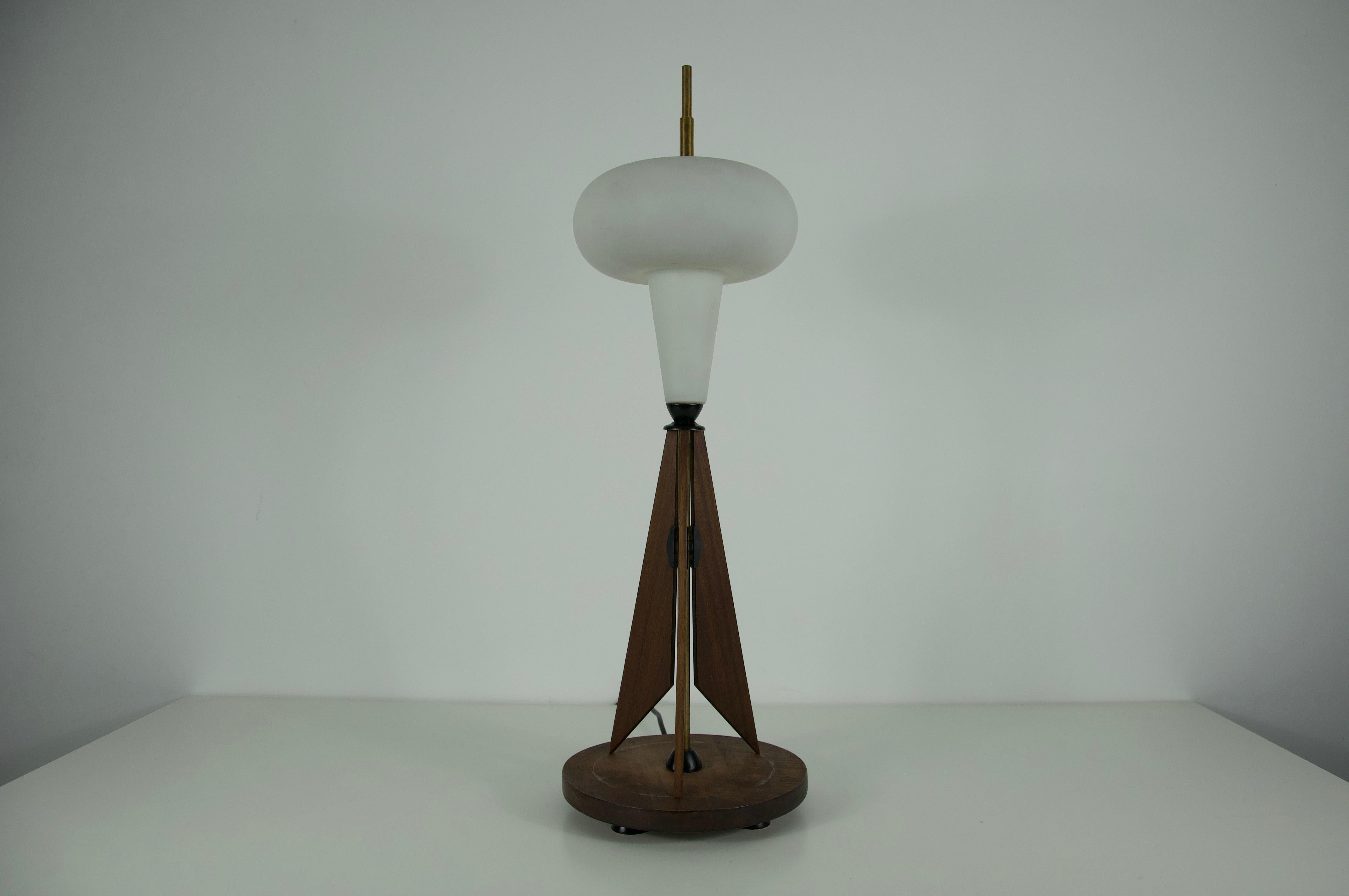 This elegant table lamp is attributed to Salvatore Gregorietti and dates from the 1960s, Italy. The design reflects the refined aesthetic of mid-century Italian lighting, combining natural materials with sculptural geometry. It features a wooden