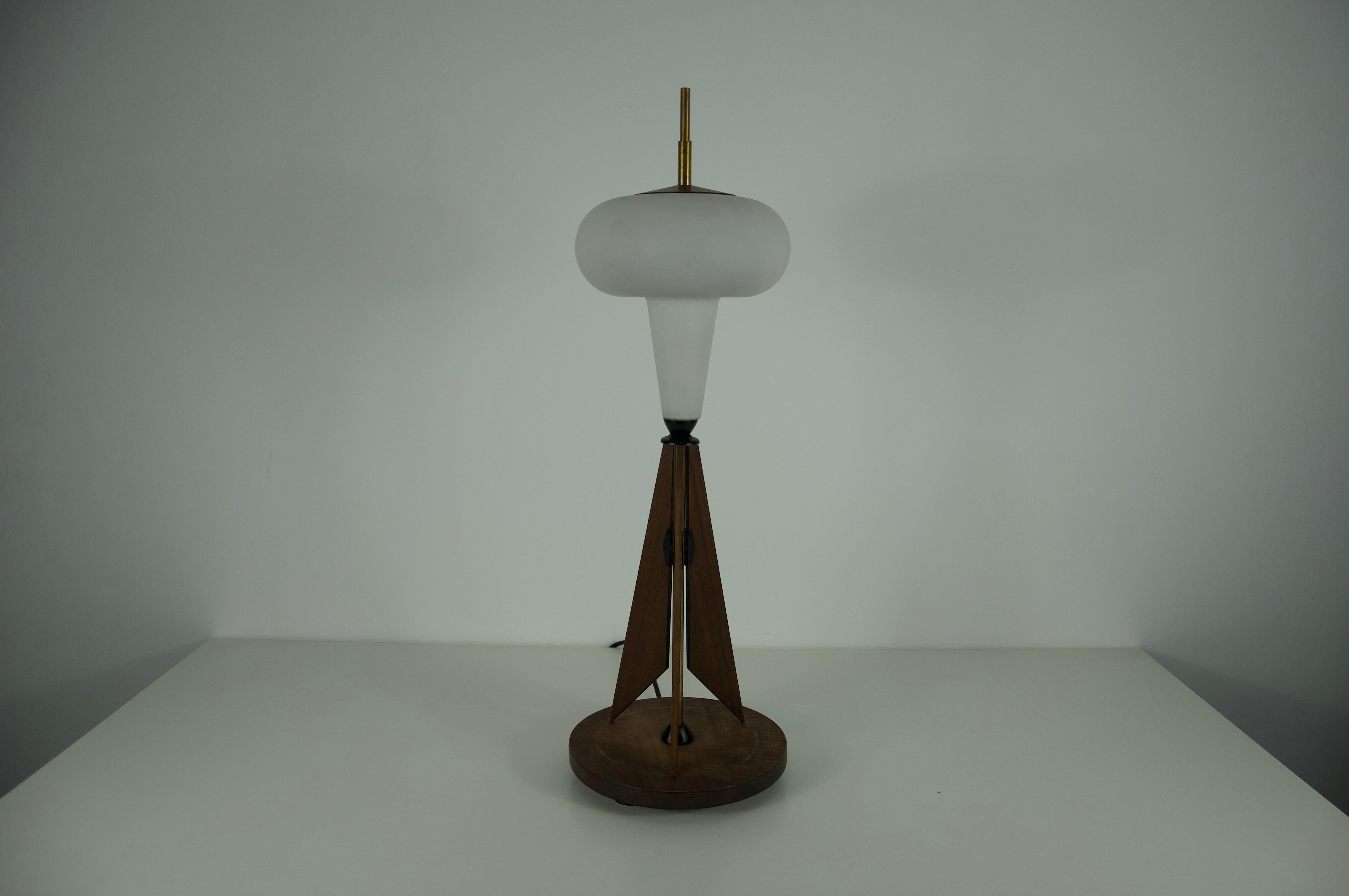Wooden and Opal Glass Table Lamp attr. to Salvatore Gregorietti, 1960s, Italy In Good Condition For Sale In Hagenbach, DE