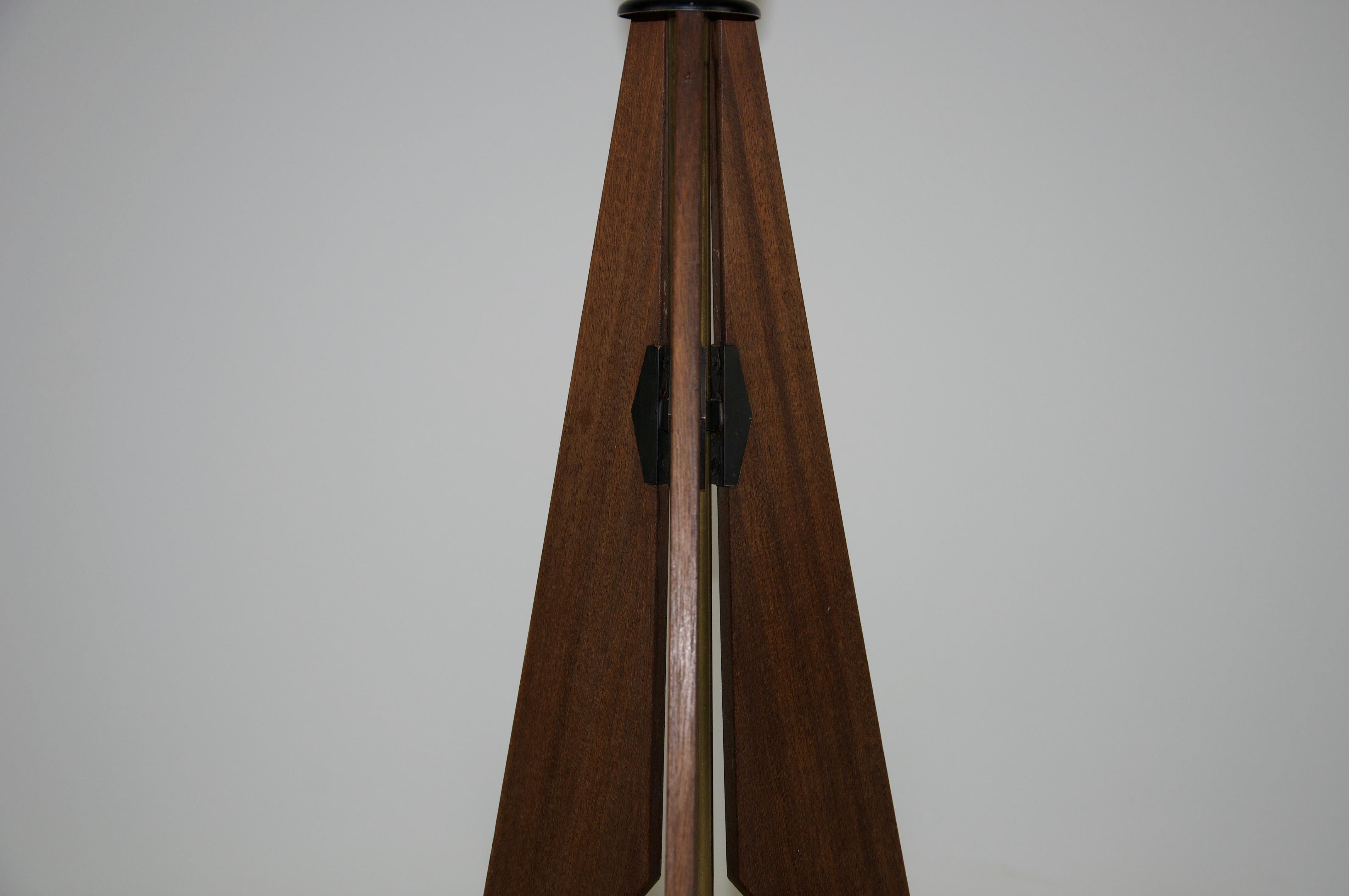 Wooden and Opal Glass Table Lamp attr. to Salvatore Gregorietti, 1960s, Italy For Sale 3