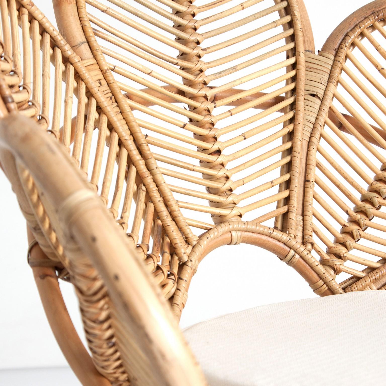 Gorgeous chair: rattan flower shaped seat, on wooden feet. Perfect on your terrace, in your veranda, around the swimming pool or the dining table. Poetic, elegant, aerial.