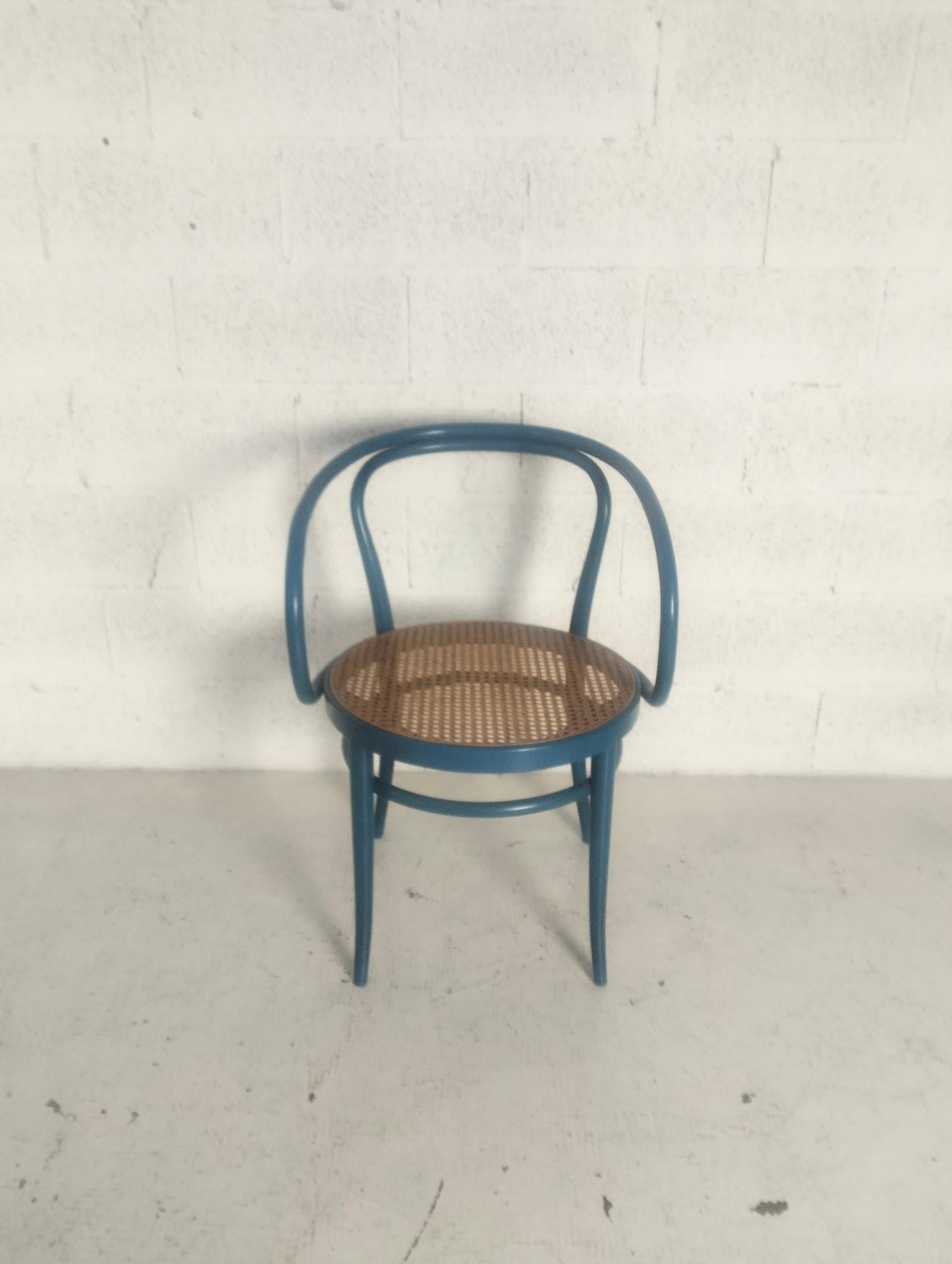 Wooden and Vienna straw Original Thonet chair in blue color 60s 1