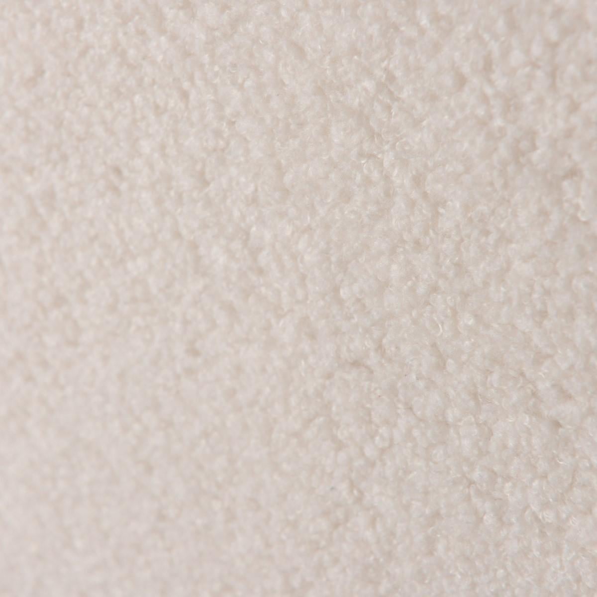 Européen Fauteuil en bois et tissu de fausse fourrure blanc en vente