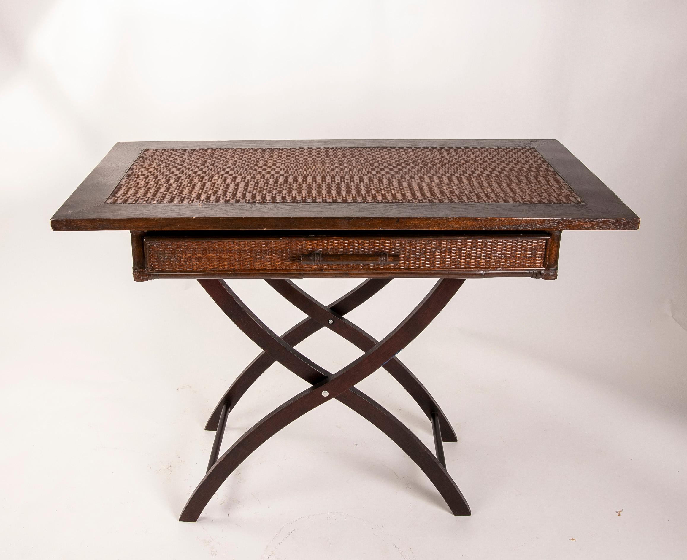 Table pliante en bois et osier avec tiroir frontal en vente 2