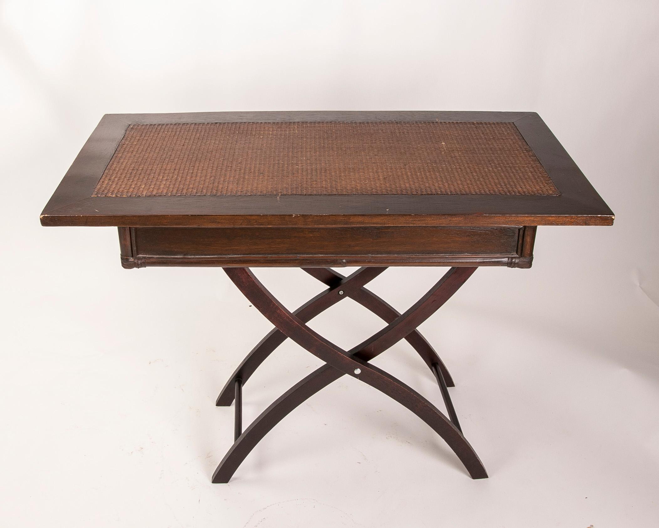 Table pliante en bois et osier avec tiroir frontal en vente 7