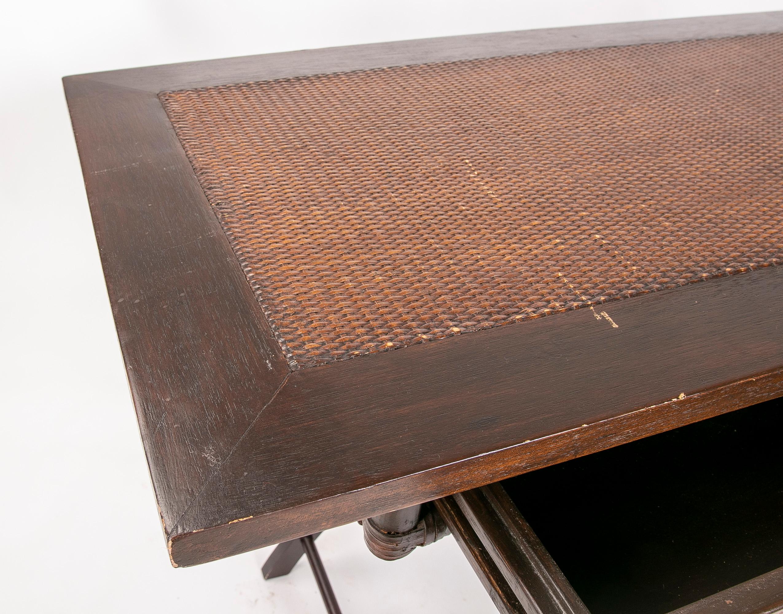 Espagnol Table pliante en bois et osier avec tiroir frontal en vente