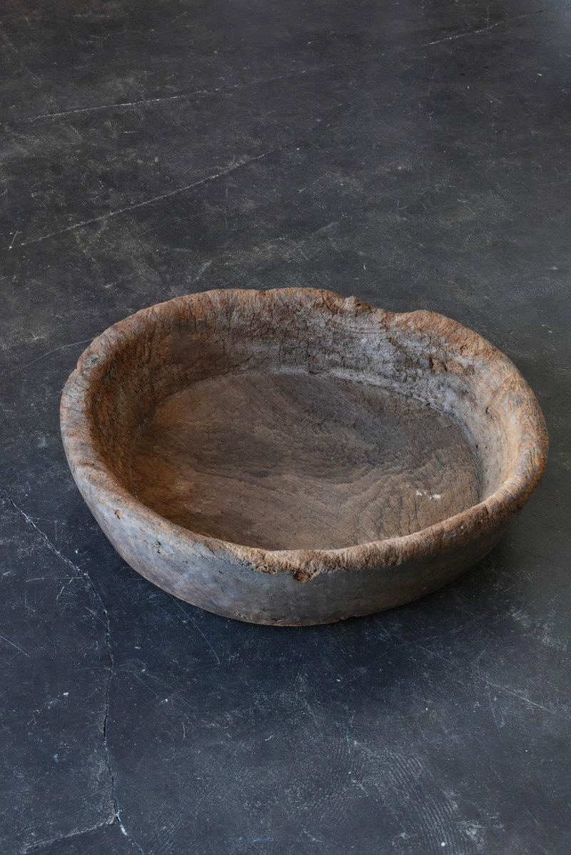 We have a unique Japanese aesthetic sense.
And only we can introduce unique items through our purchasing channels in Japan and the experience we have gained so far, in such a way that no one else can imitate.

This is a wooden bowl made around the