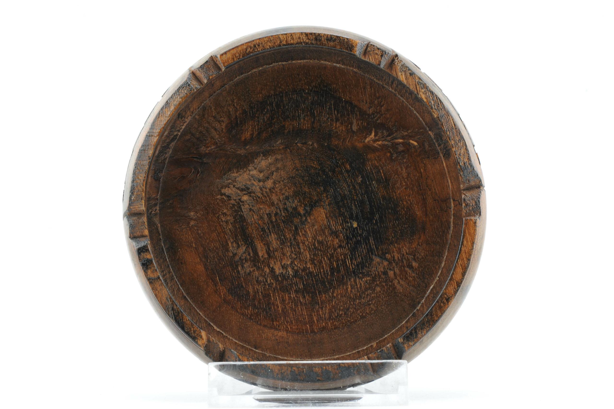 Nous avons ici un joli support en bois

Informations complémentaires :
MATERIAL : Porcelaine et poterie
Région d'origine : Chine
Période : A.I.C. / début 20 c.
Condit : Dommage au bord
Dimensions : La taille de la surface utilisable : 8.8 cm
