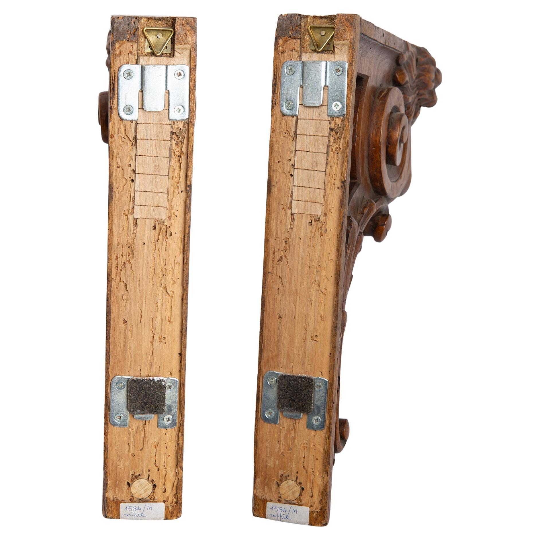 M/1584 -  Ungewöhnliches Paar Holzregale mit Karyatiden: perfekt mit einem einfachen Holzregal.
Sie waren in einem venezianischen Haus.