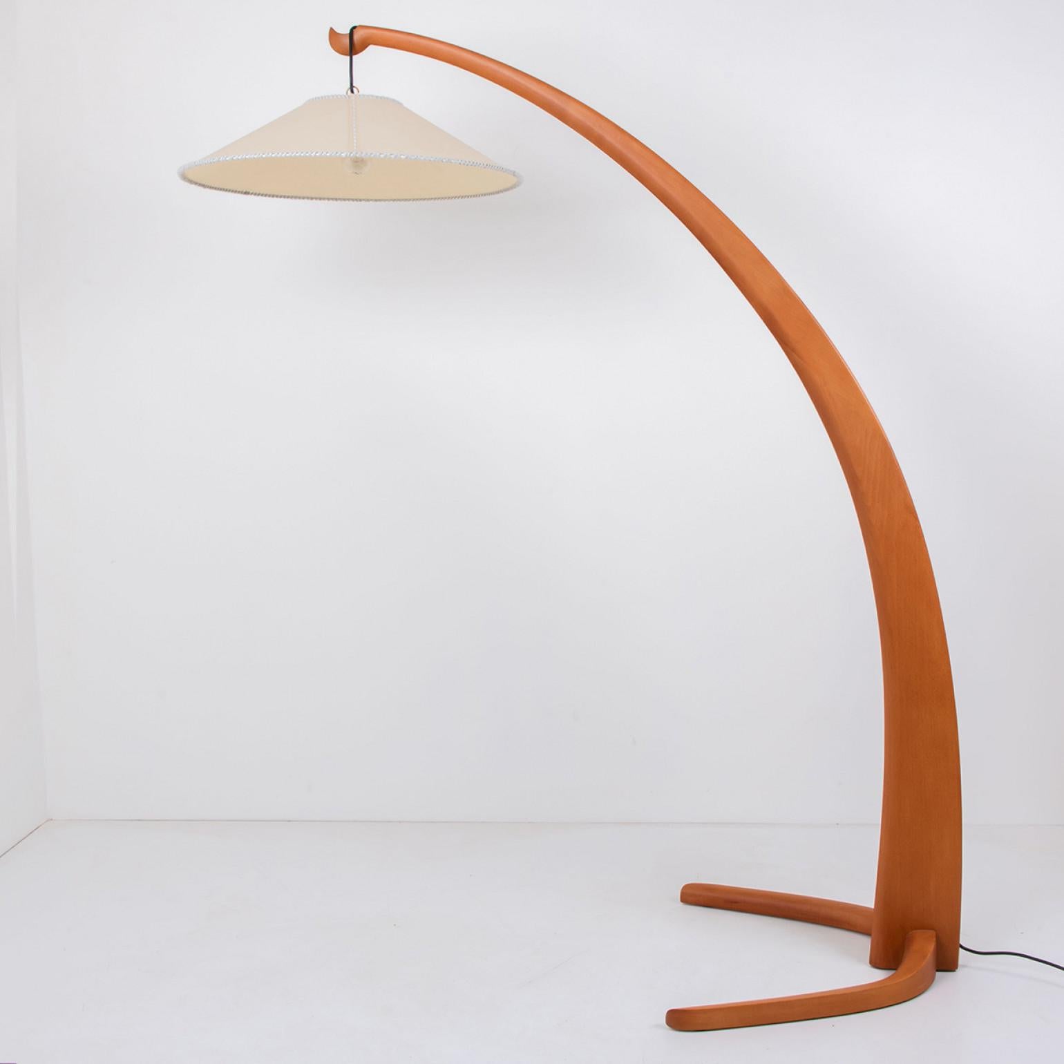 Large organic shaped floor lamp by Studio B.B.P.R; Gian Luigi Banfi, Ludovico Barbiano di Belgiojoso, Enrico Peressutti and Nathan Rogers.
Designed and manufactured in Italy around 1950.
The base is made of beech wood. The textile shade hangs on the