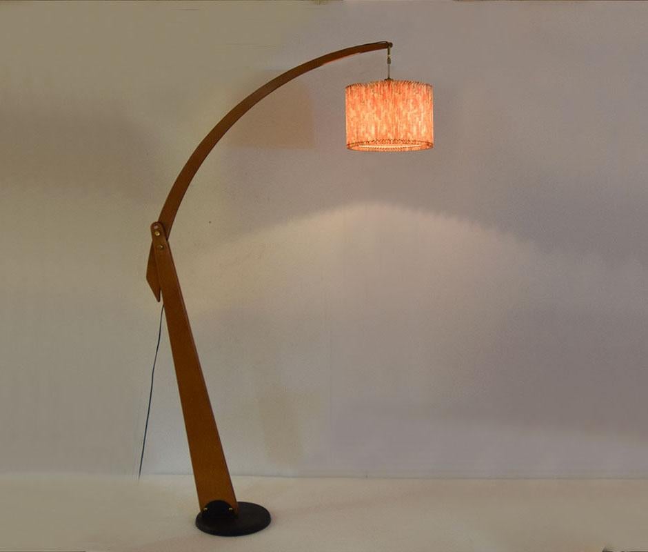 Wooden arc lamp Italian production 1960s.
Embossed painted metal base, wooden frame with brass details, original pleated plastic diffuser with flower decoration.
In excellent condition.