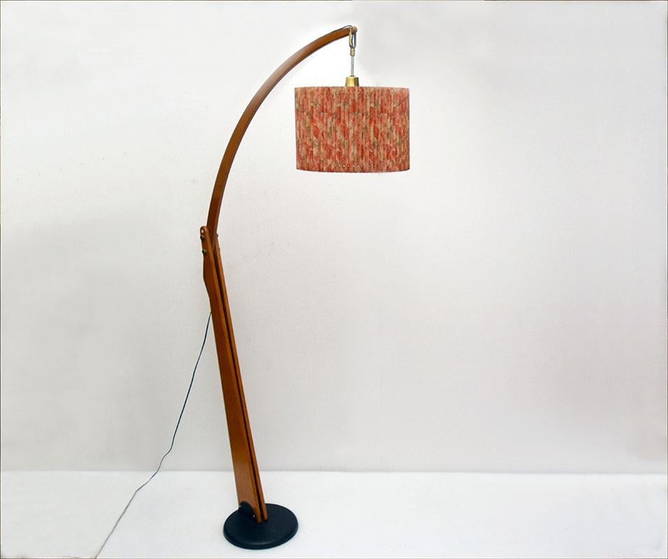 Wooden arc lamp Italian production 1960s In Excellent Condition For Sale In Parma, IT