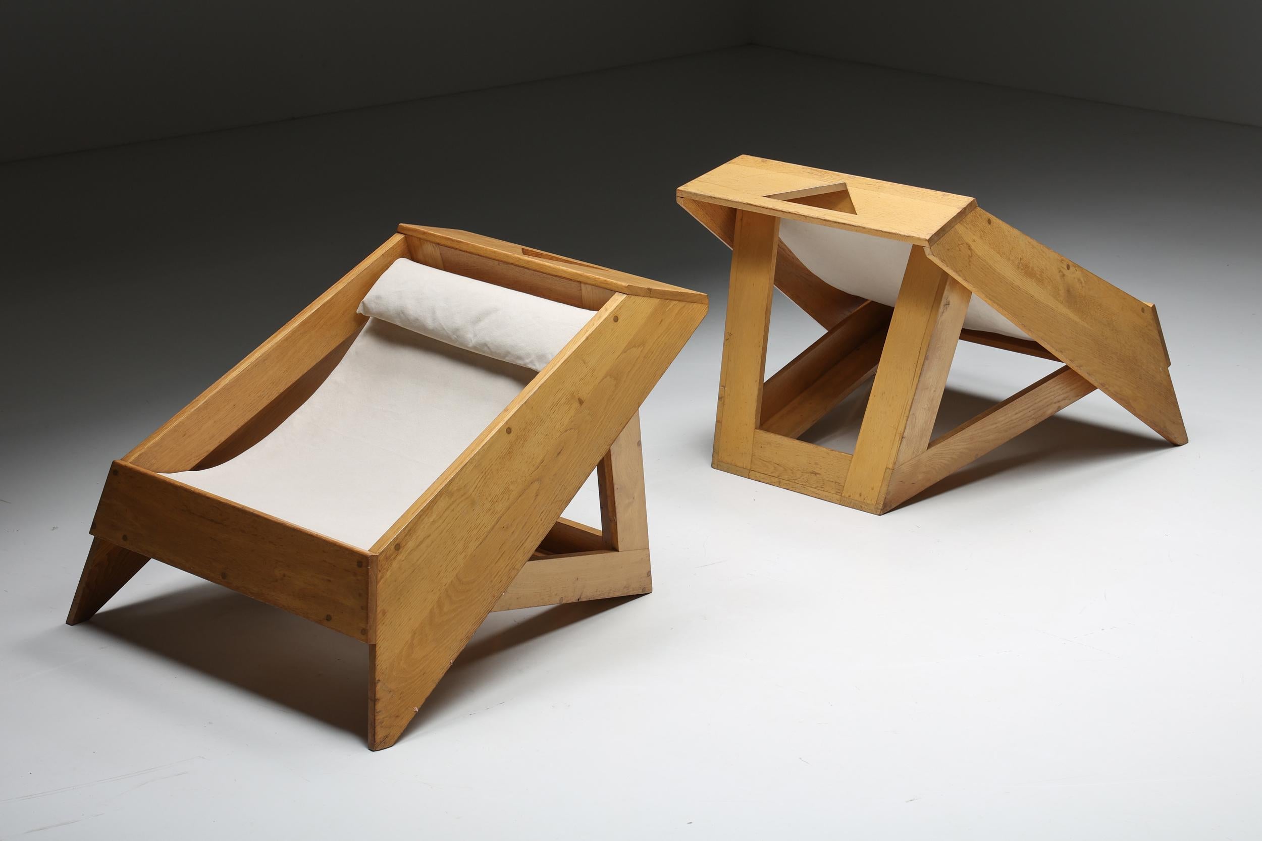 Sedie da salotto architettoniche italiane degli anni '60 con struttura in legno e imbracature rivestite in tela bianca. Questi pezzi unici con disegni geometrici con triangoli e trapezi ricordano l'estetica architettonica dell'epoca. Con un design