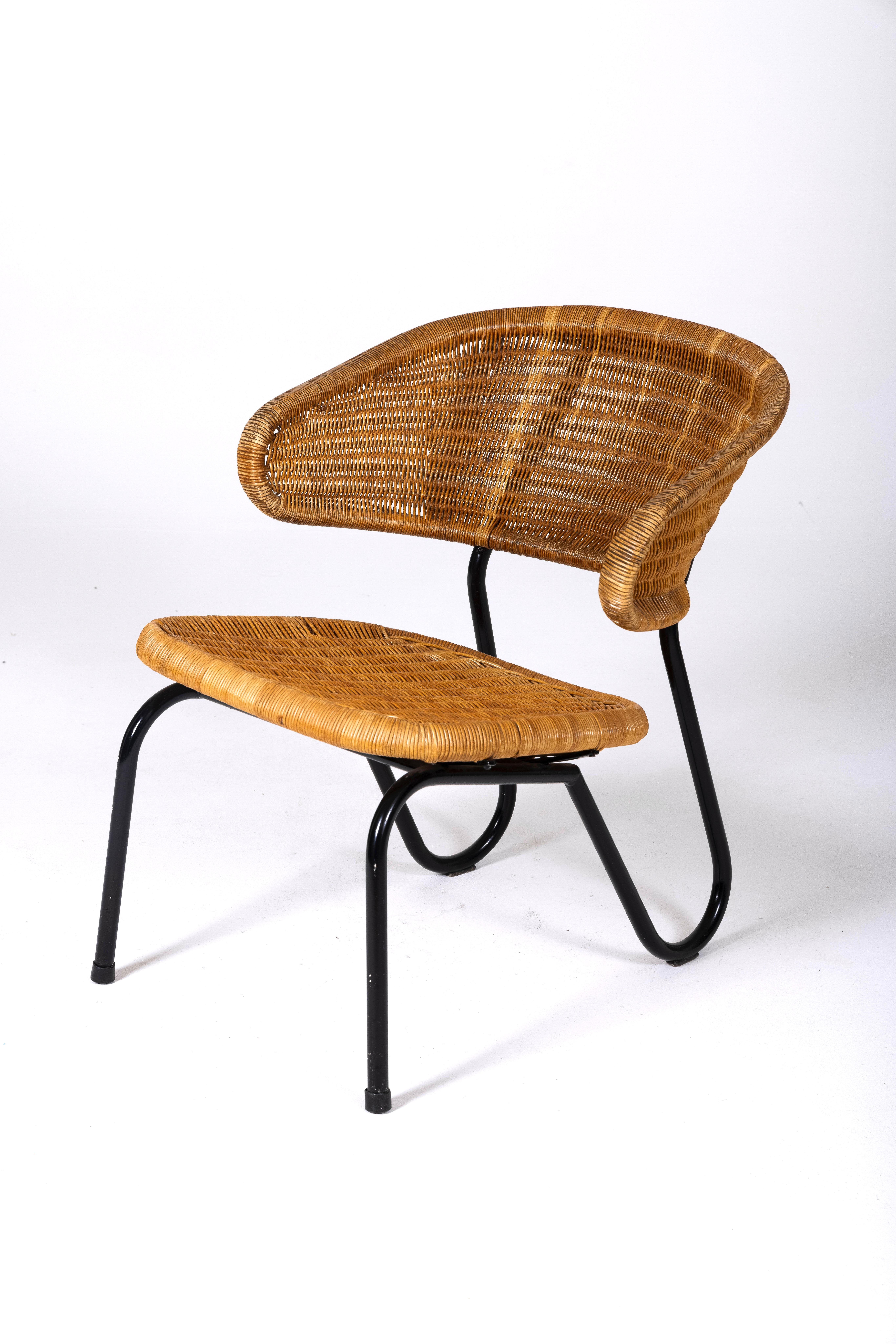 Dutch vintage armchair designed by the designer Dirk Van Sliedregt for Gebr. Jonkers, 1950s. The seat is entirely made of wicker and rests on a black metal base, giving it a modern style. In very good overall condition.

DV165