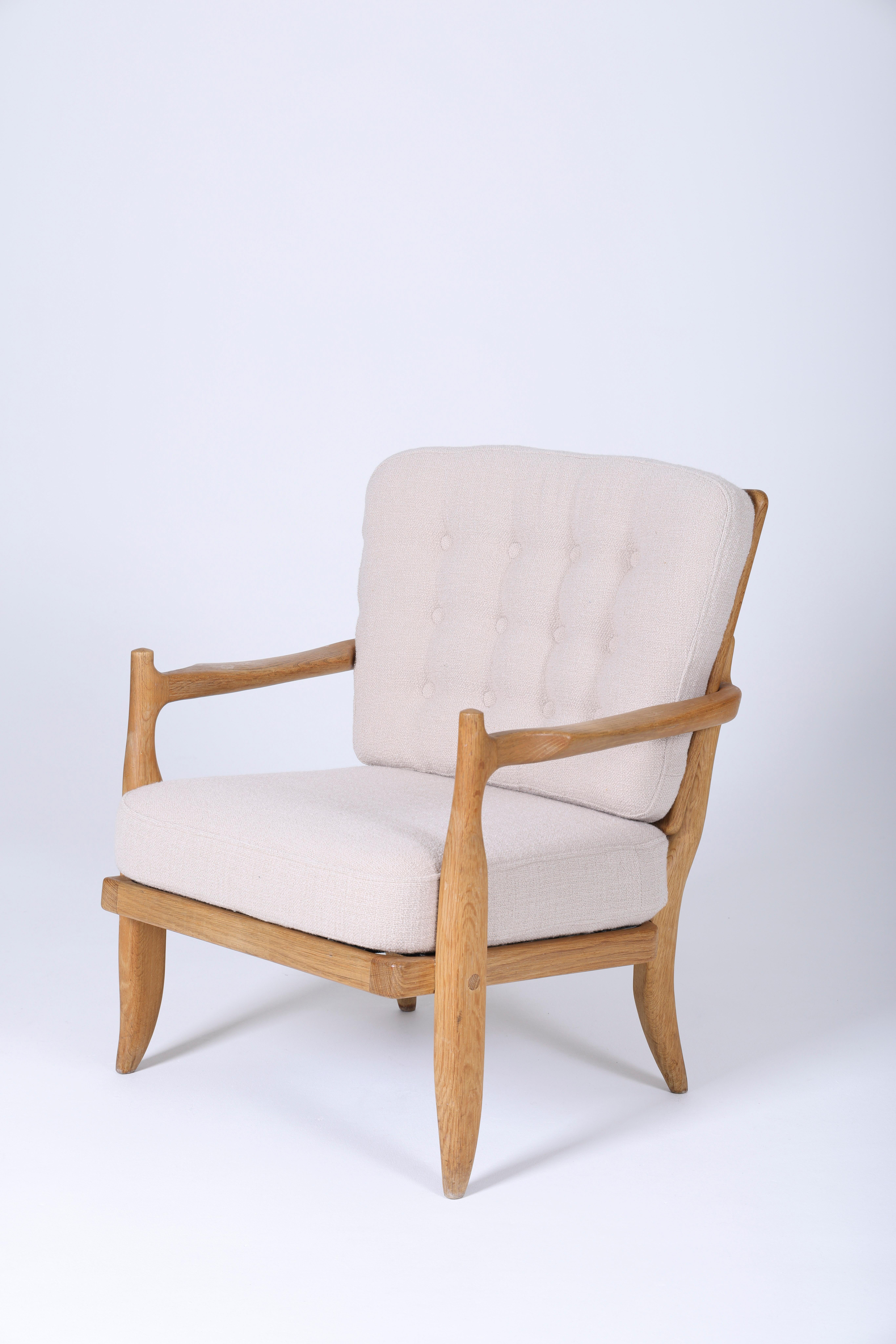 Knitting Armchair by Robert Guillerme and Jacques Chambron, published by Votre Maison, 1960. Oak structure, seat and back completely reupholstered in Dedar's Perfect Flower fabric. Very good condition.
LP585