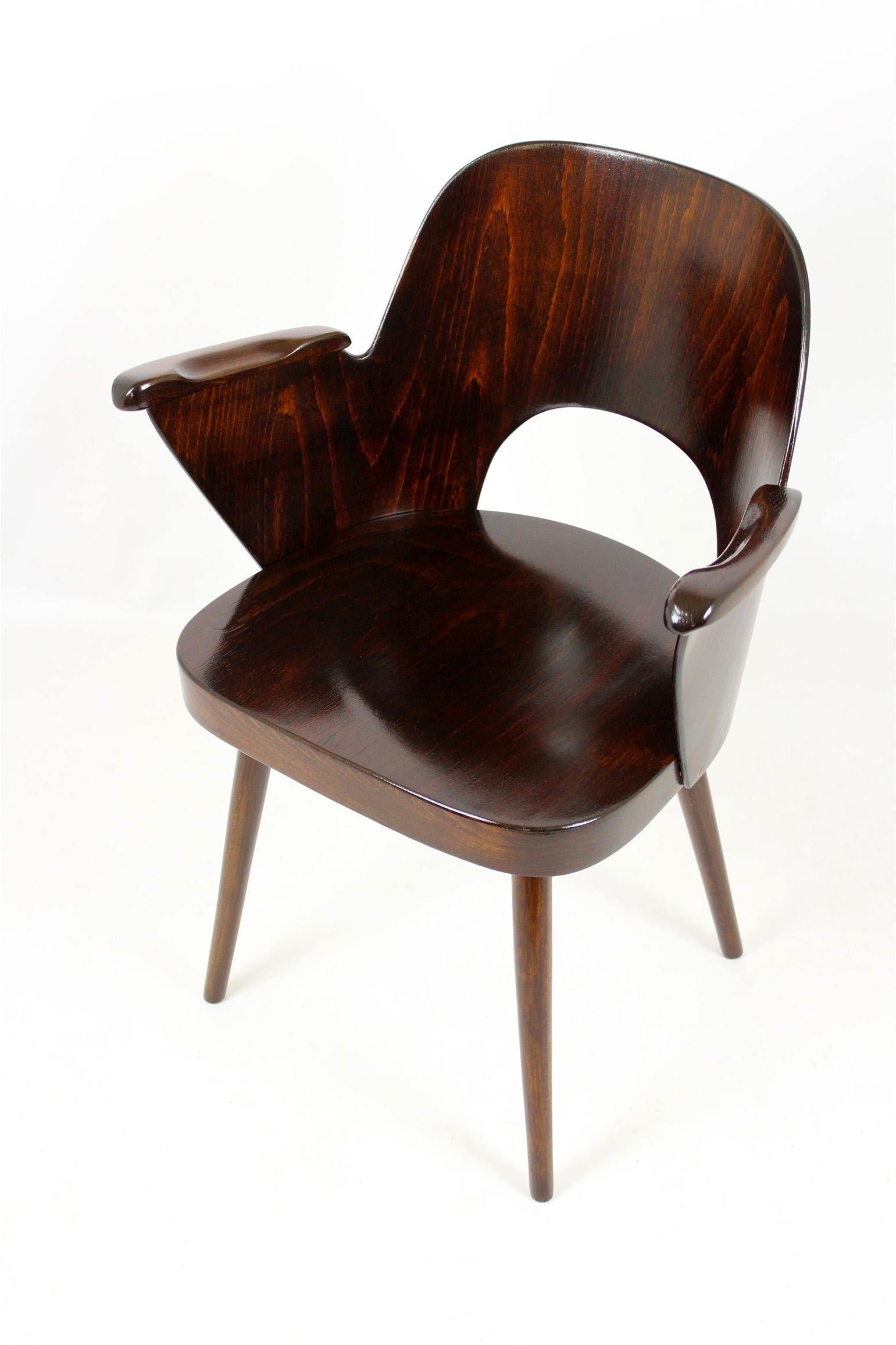 Wooden armchair, designed by Lubomír Hofmann for Thonet in the 1950s and produced in the 1950s-1960s by Ton, Bystrice pod Hostynem. Made of beechwood and bent plywood.
 