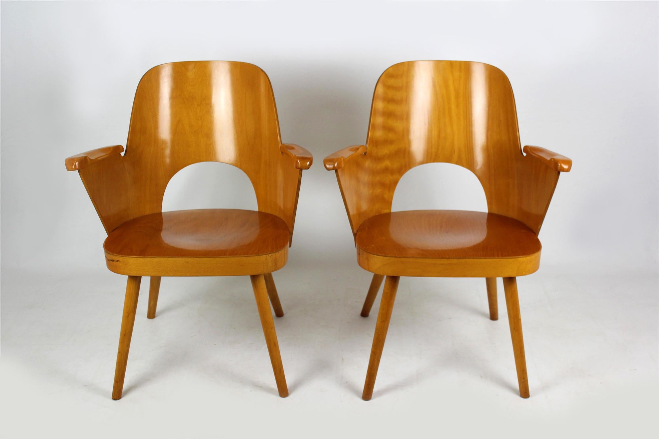 Wooden armchairs, designed by Lubomír Hofmann for TON (Thonet) in the 1950s. Produced in 1961 by Ton, Bystrice pod Hostynem. Made of beech wood and bent plywood. Kept in original, very good condition.