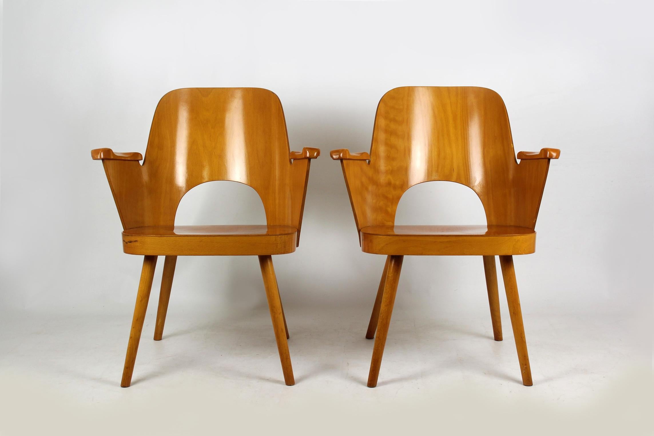 Wooden Armchairs by Lubomír Hofmann for Ton, 1961, Set of 2 In Good Condition In Żory, PL