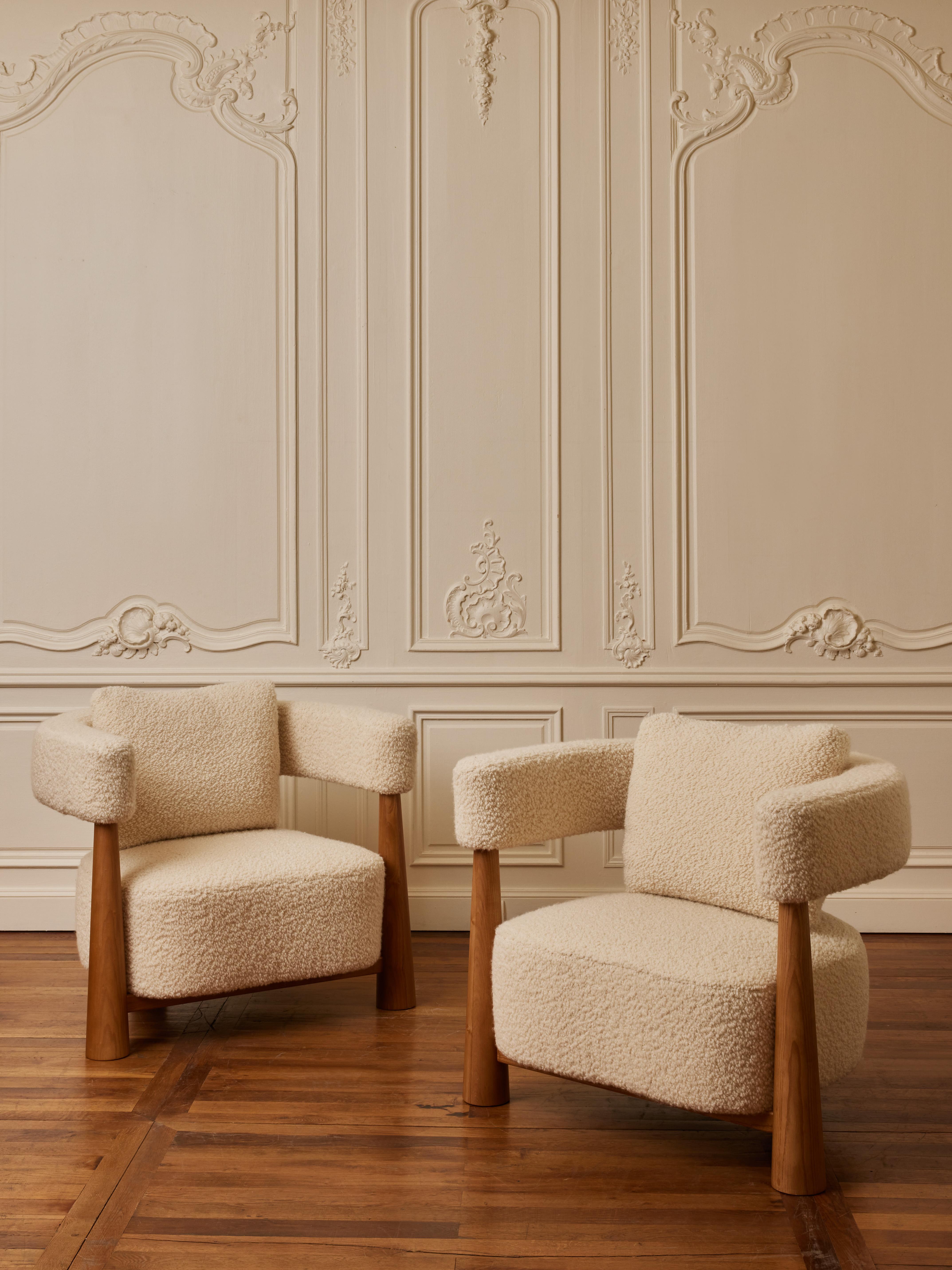 Superbe paire de fauteuils en bois de Beeche tapissés d'un tissu bouclette.
Création par le Studio Glustin.
France, 2023