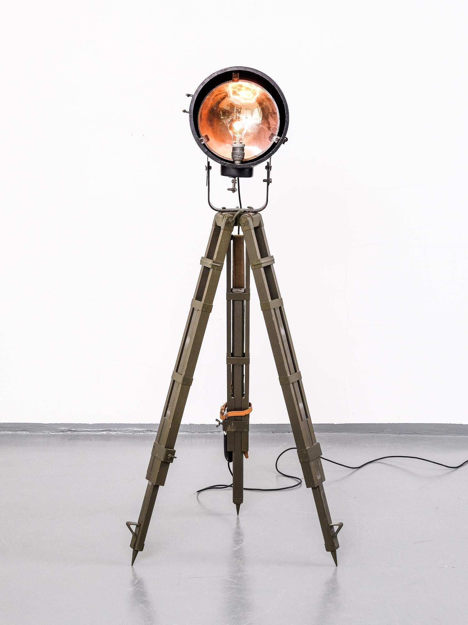 Industrial spotlight on wooden army green painted tripod. Adjustable height and angle.

Measures: Maximum height 190 cm
Spot diameter 30 cm

New wiring with dimmer, EU plug.
